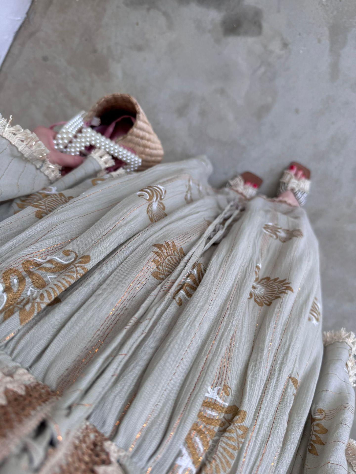 BELDEN LASTIKLI YARASA KOL PÜSKÜL DETAYLI İTHAL ELBİSE BEJ