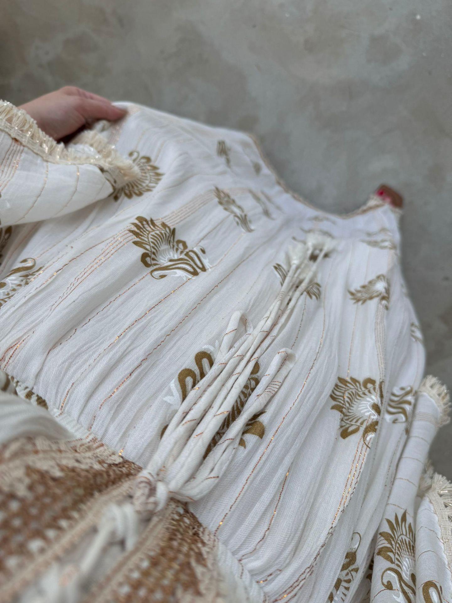 BELDEN LASTIKLI YARASA KOL PÜSKÜL DETAYLI İTHAL ELBİSE EKRU