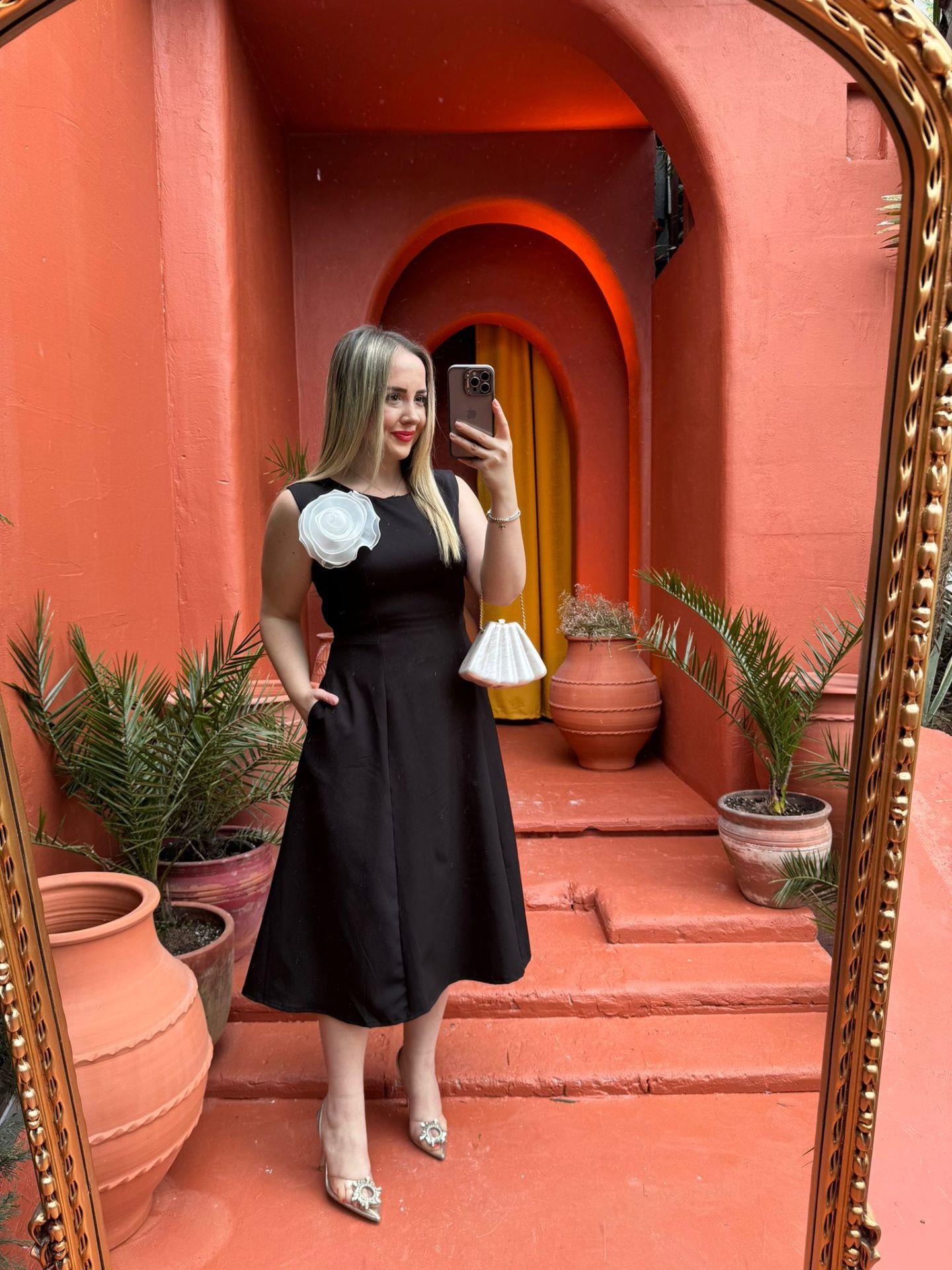 BEYAZ GÜL AKSESUARLI MİDİ BOY SİYAH ELBİSE