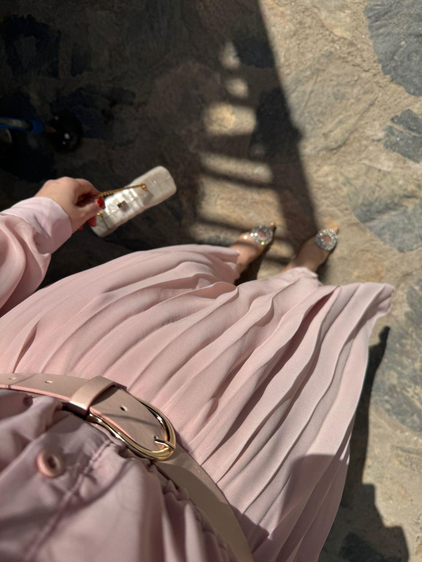 CARMEN PİLİSELİ KEMERLİ ŞİFON ELBİSE TOZ PEMBE