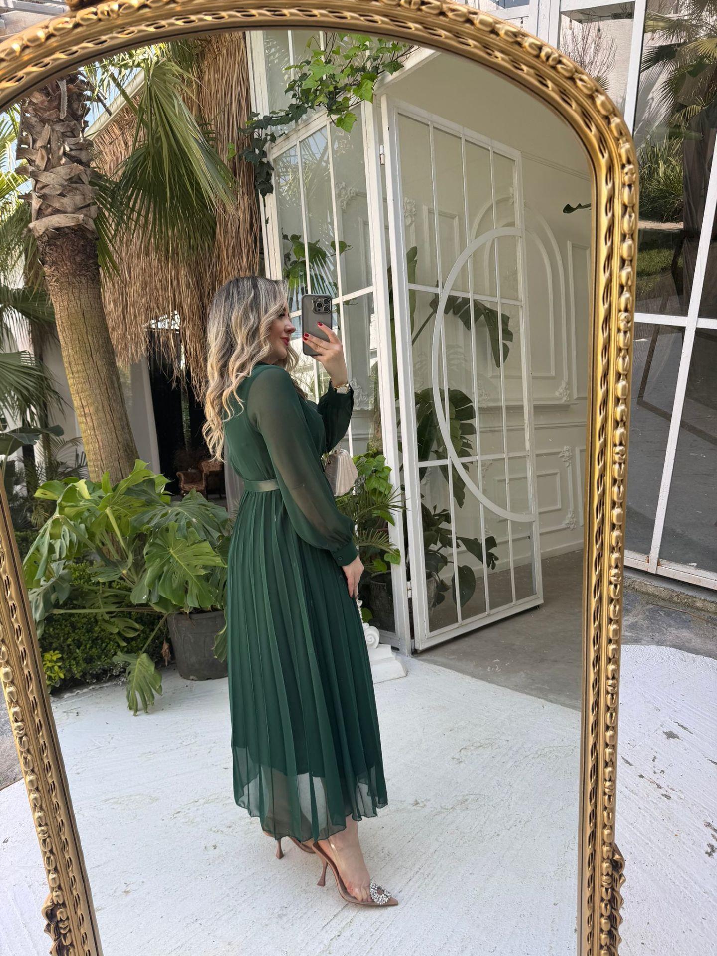 CARMEN PİLİSELİ KEMERLİ ŞİFON ELBİSE ZÜMRÜT