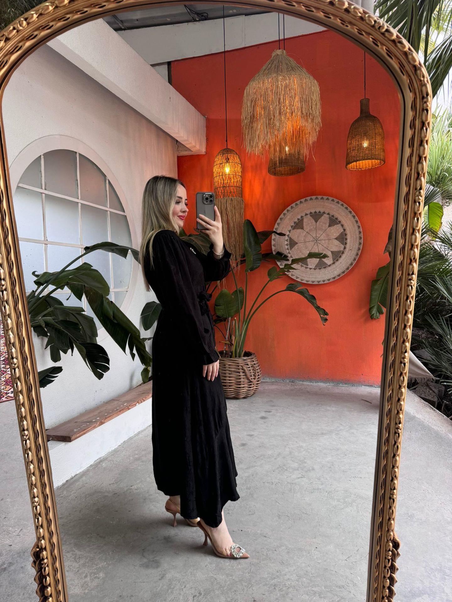 DİVA TAŞ BROŞLU SATEN ELBİSE SİYAH