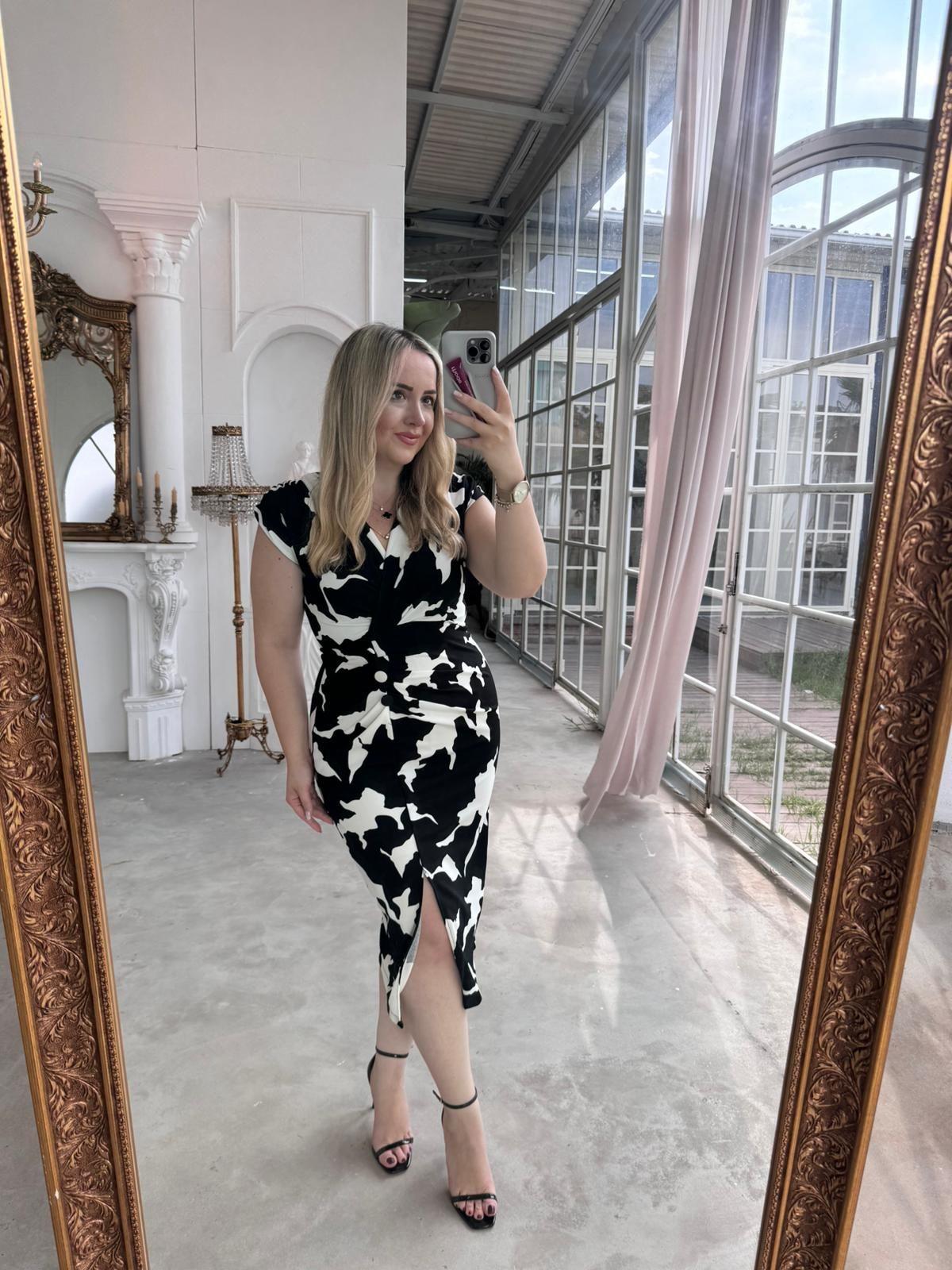 DRAPELİ DÜĞME DETAYLI SİYAH BEYAZ ELBİSE