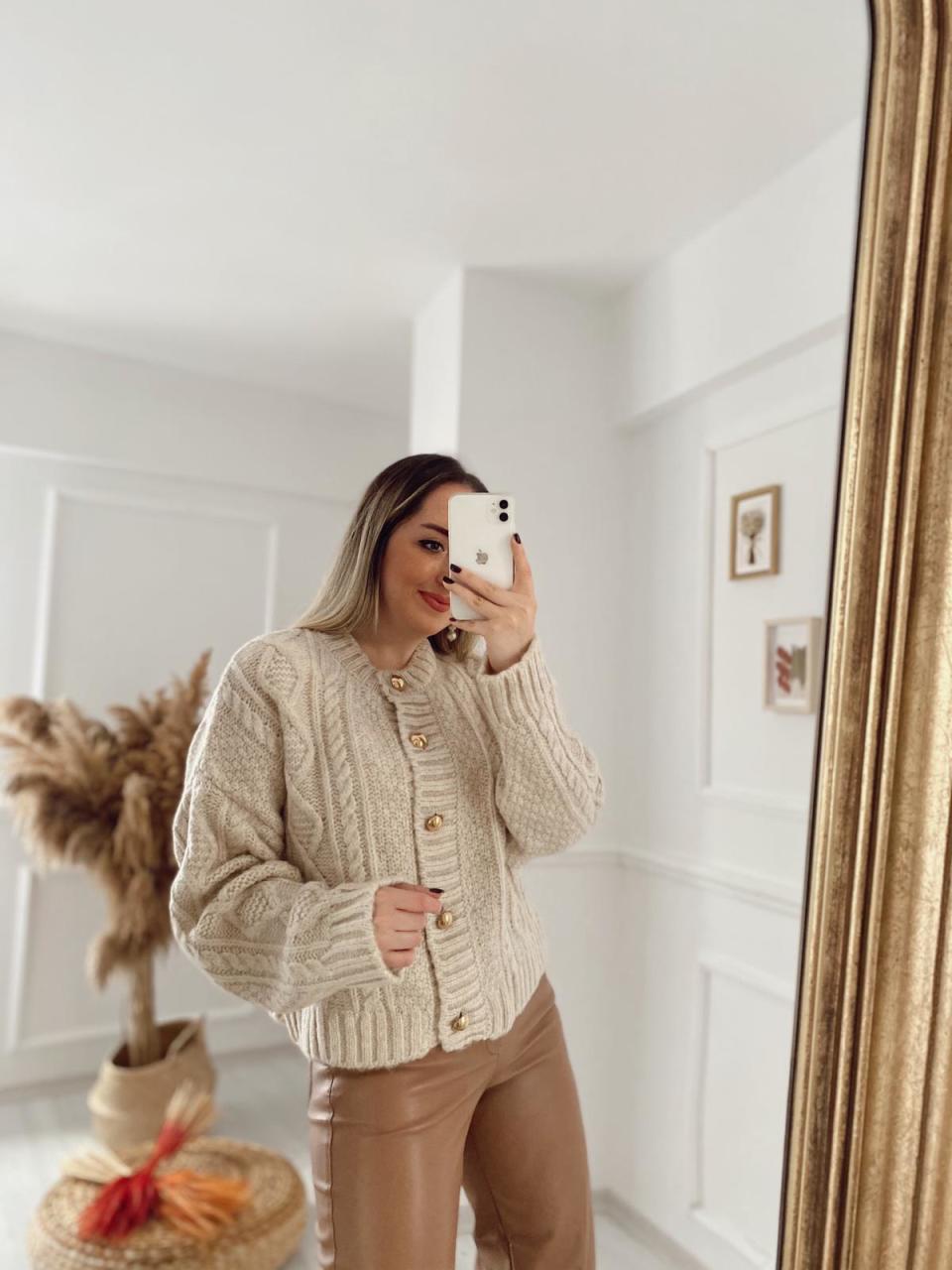 DÜĞME DETAY YUMOŞ YÜN HİRKA KREM