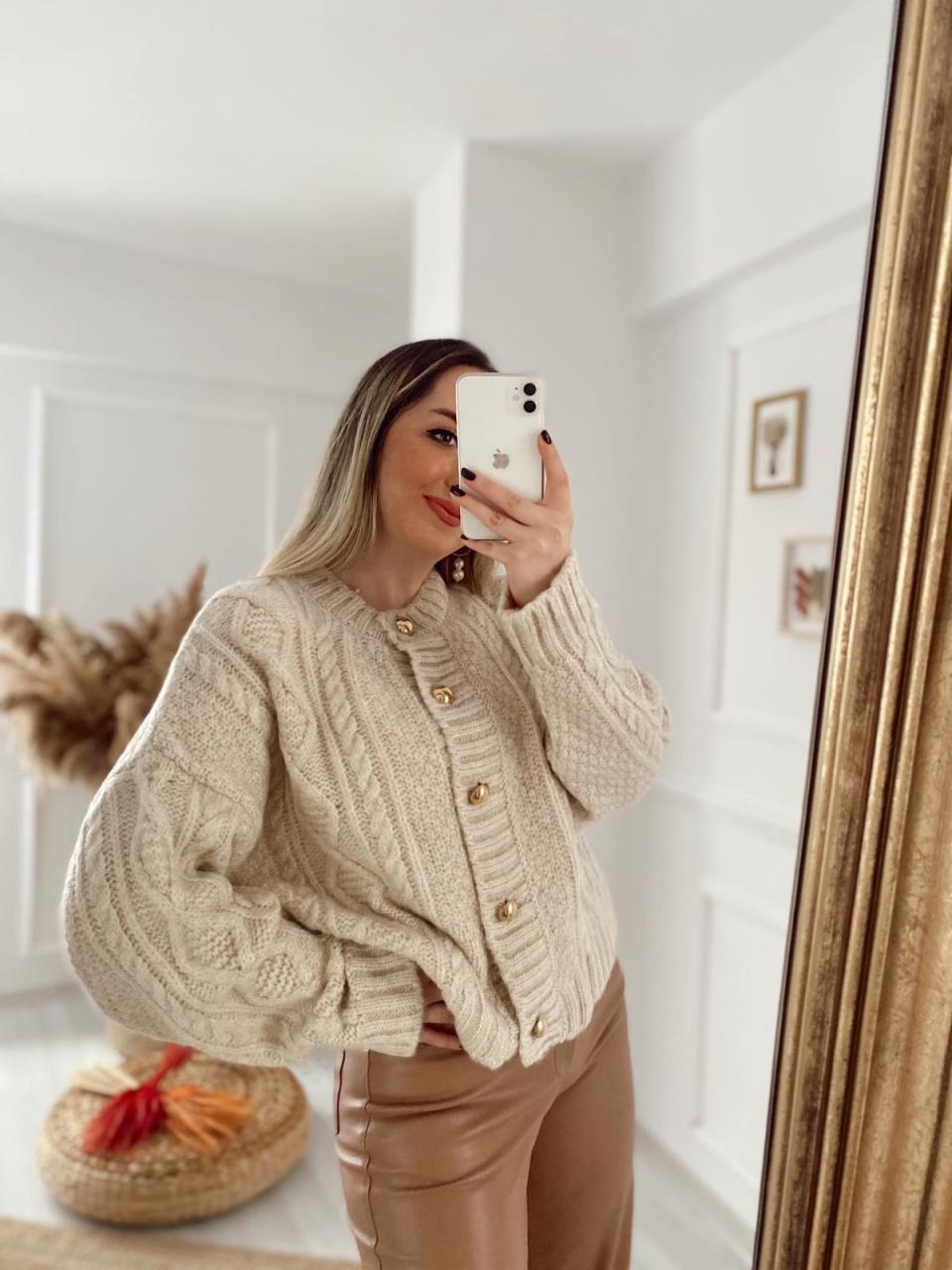 DÜĞME DETAY YUMOŞ YÜN HİRKA KREM