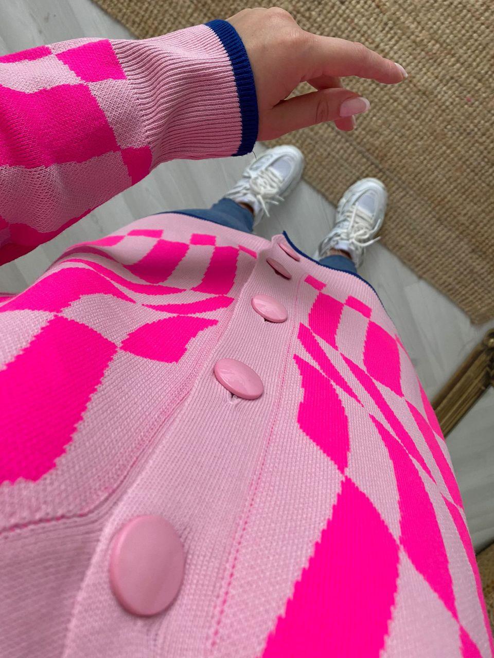 DÜĞMELİ DESENLİ NEON PEMBE HİRKA