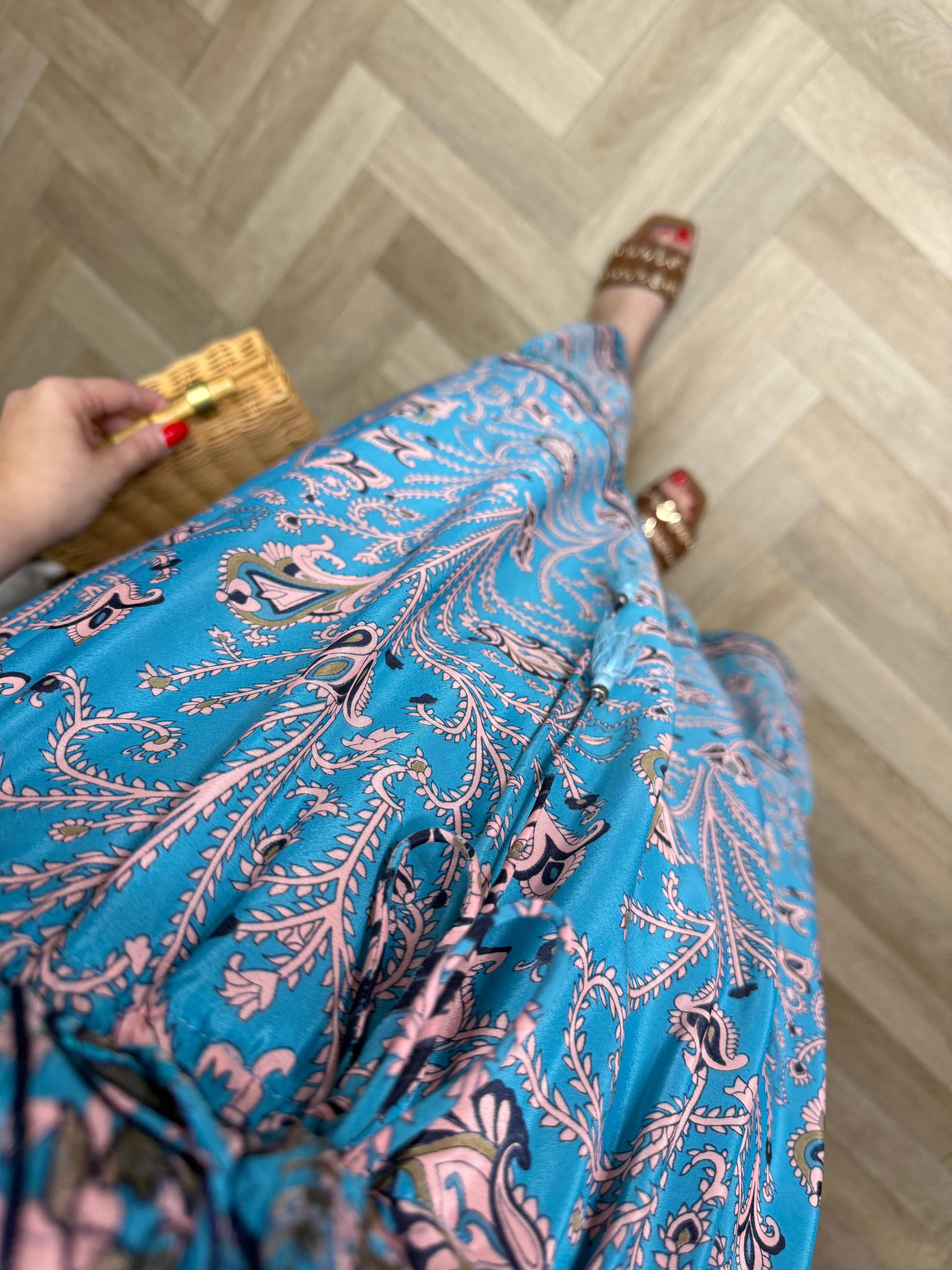 Farah Yakası İşli Özel Tasarım İthal İpek Saten Elbise Mavi Desenli