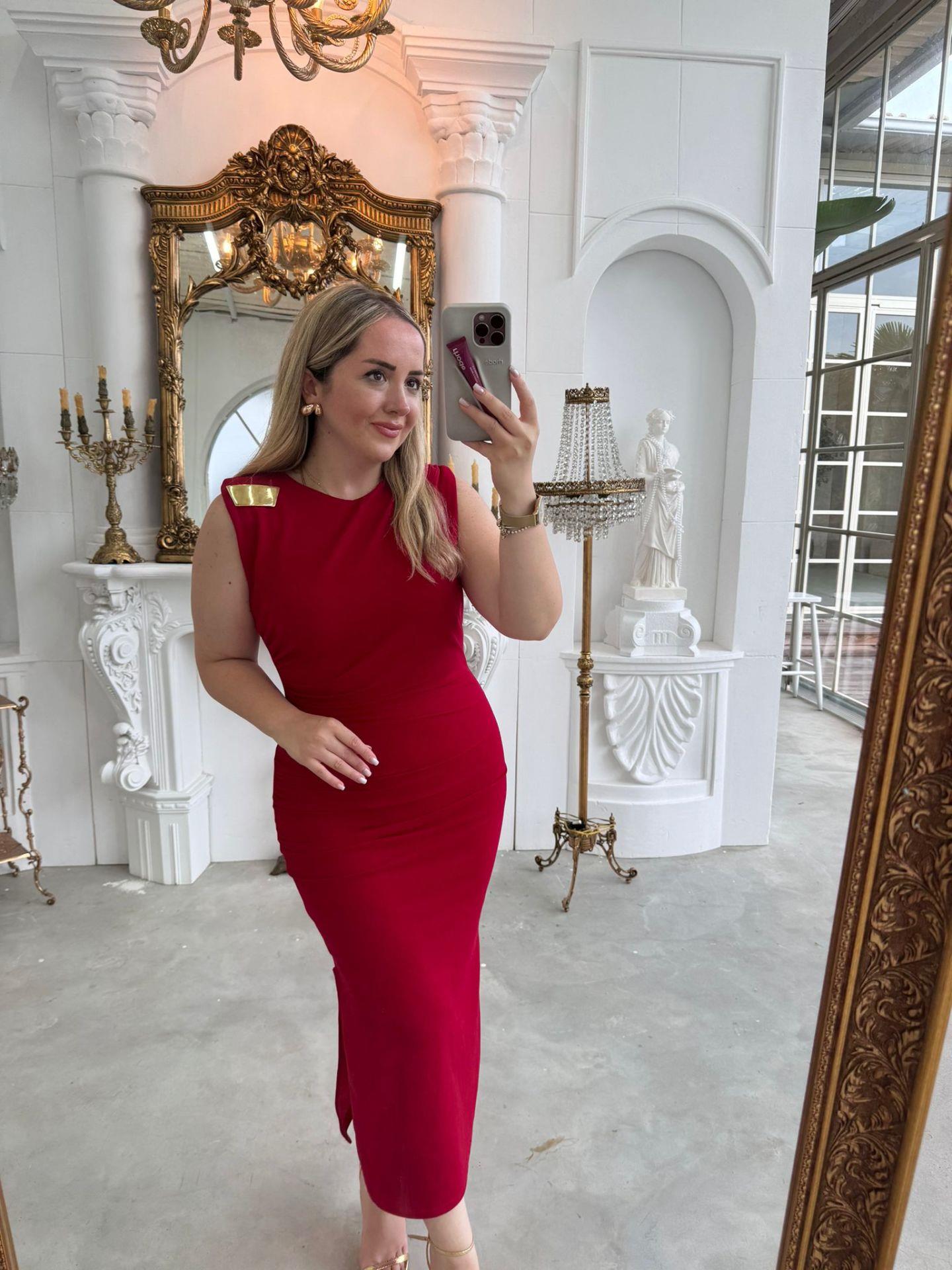 GOLD DETAY BROŞLU DRAPELİ KREP ELBİSE KIRMIZI