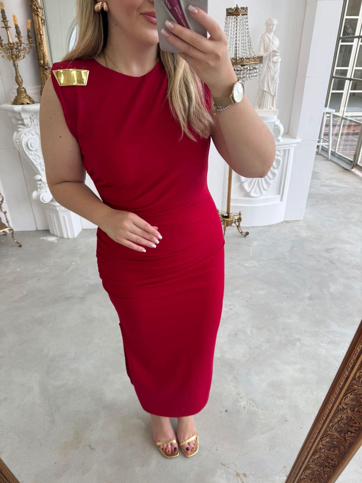 GOLD DETAY BROŞLU DRAPELİ KREP ELBİSE KIRMIZI