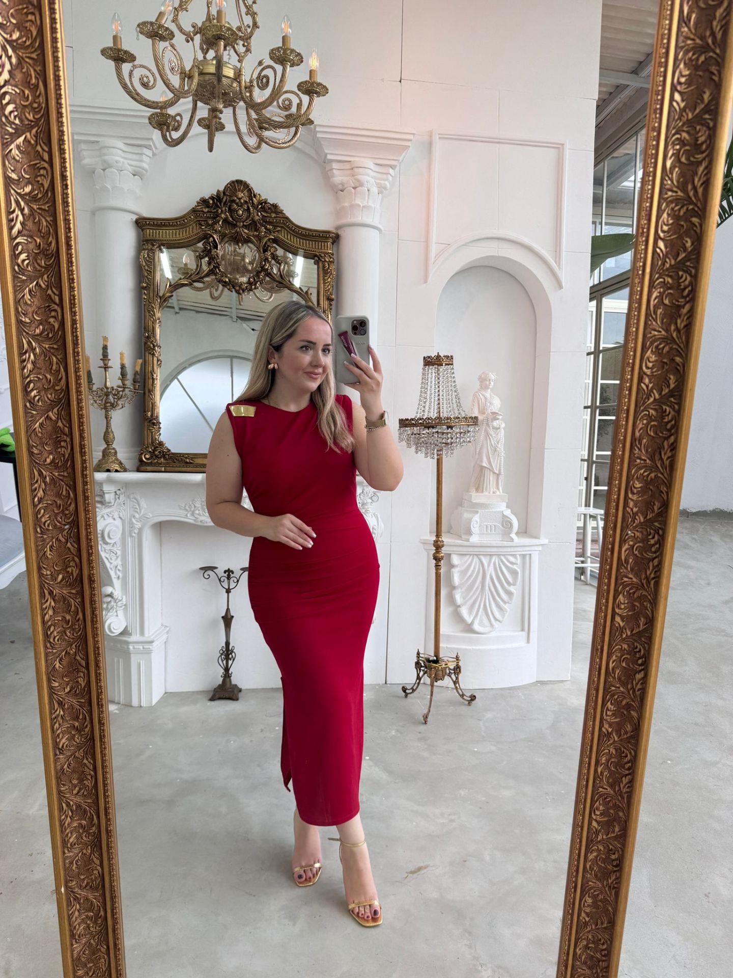 GOLD DETAY BROŞLU DRAPELİ KREP ELBİSE KIRMIZI