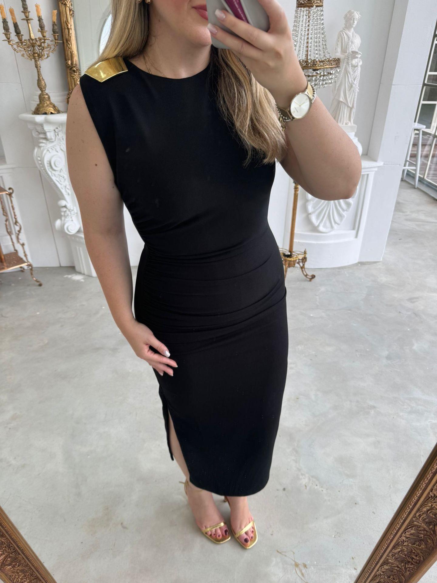 GOLD DETAY BROŞLU DRAPELİ KREP ELBİSE SİYAH