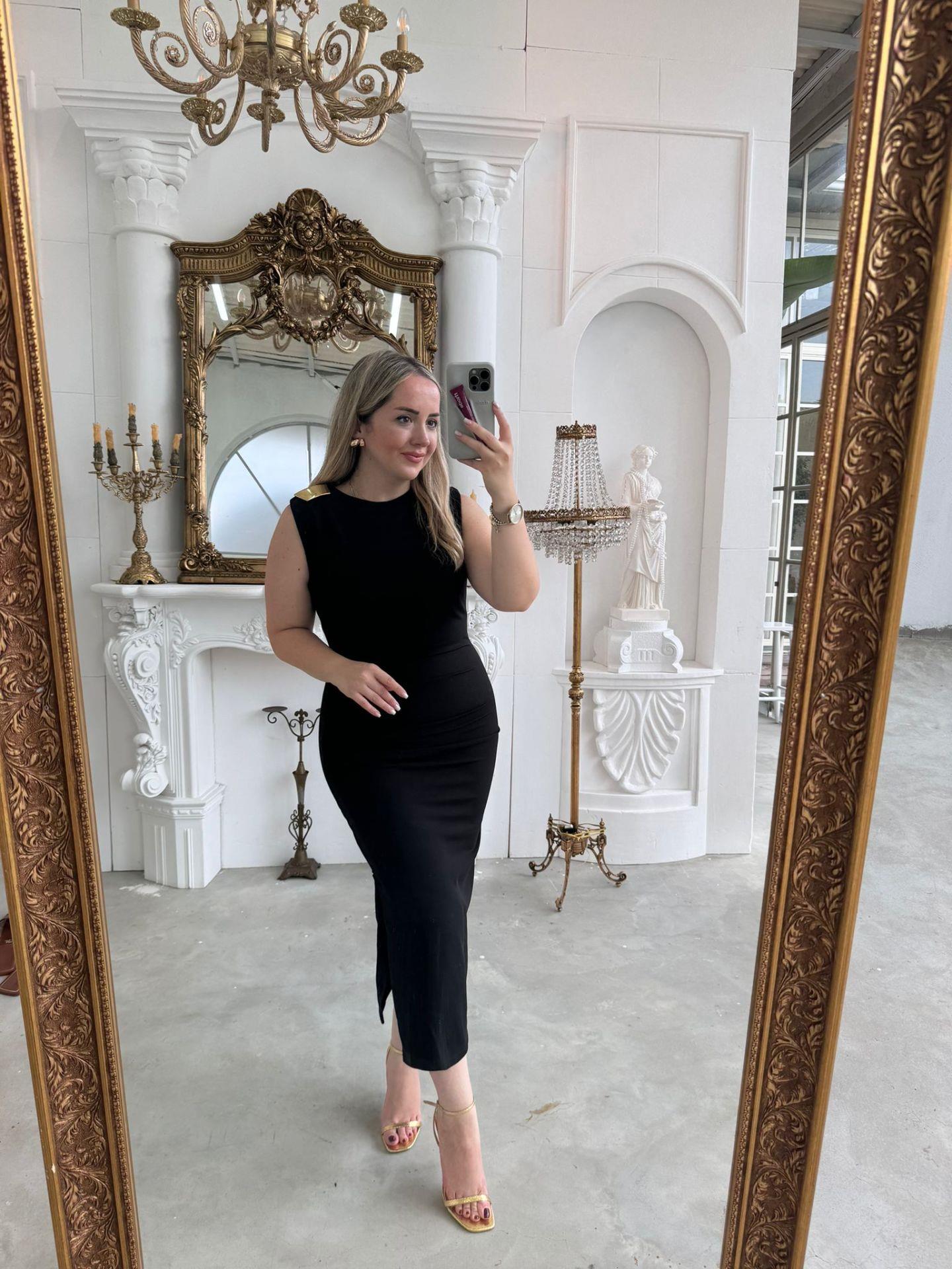 GOLD DETAY BROŞLU DRAPELİ KREP ELBİSE SİYAH