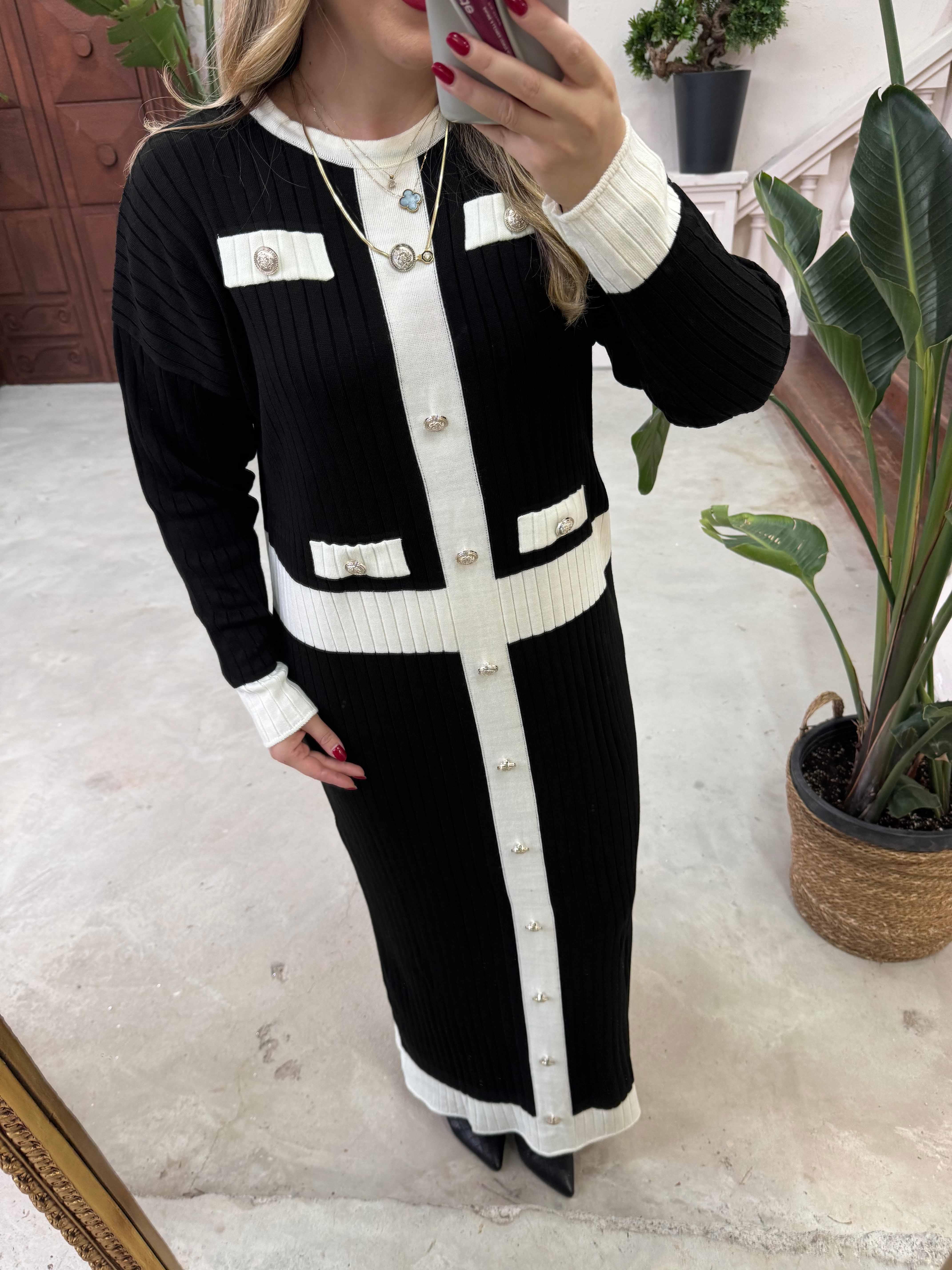 GOLD DÜĞMELİ SİYAH BEYAZ TRİKO ELBİSE