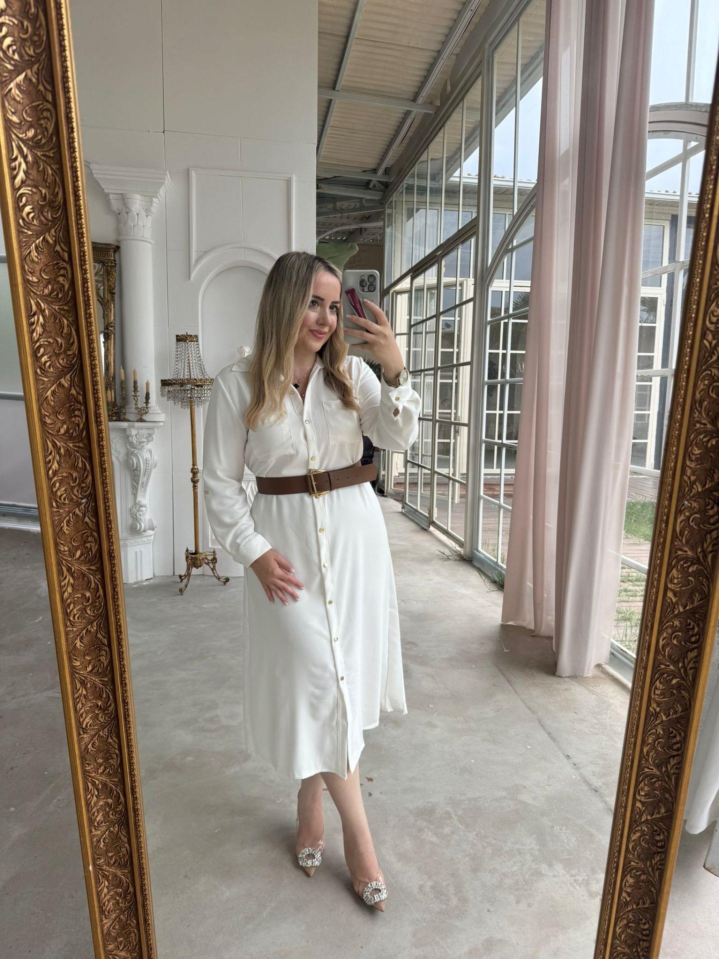 GOLD DÜĞMELİ TABA KEMERLİ BEYAZ ELBİSE