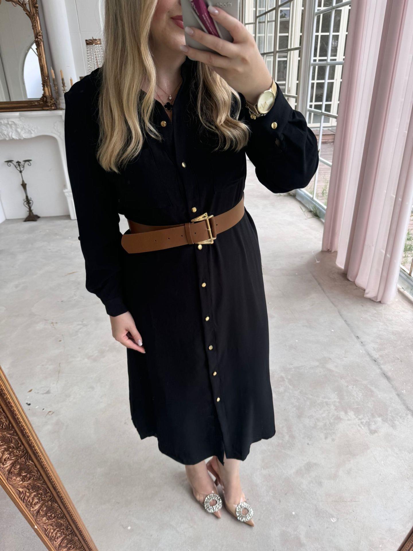 GOLD DÜĞMELİ TABA KEMERLİ SİYAH ELBİSE