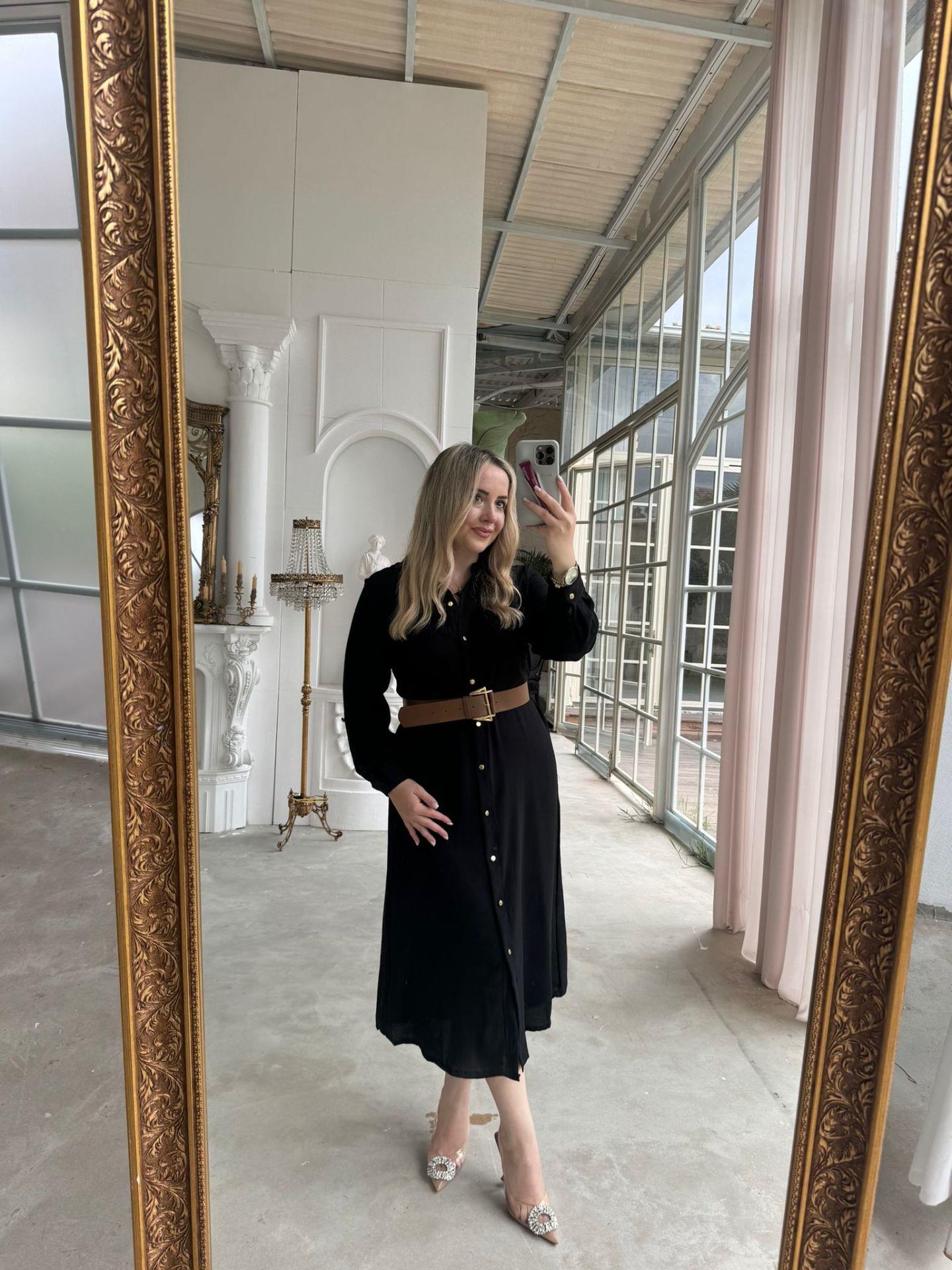 GOLD DÜĞMELİ TABA KEMERLİ SİYAH ELBİSE