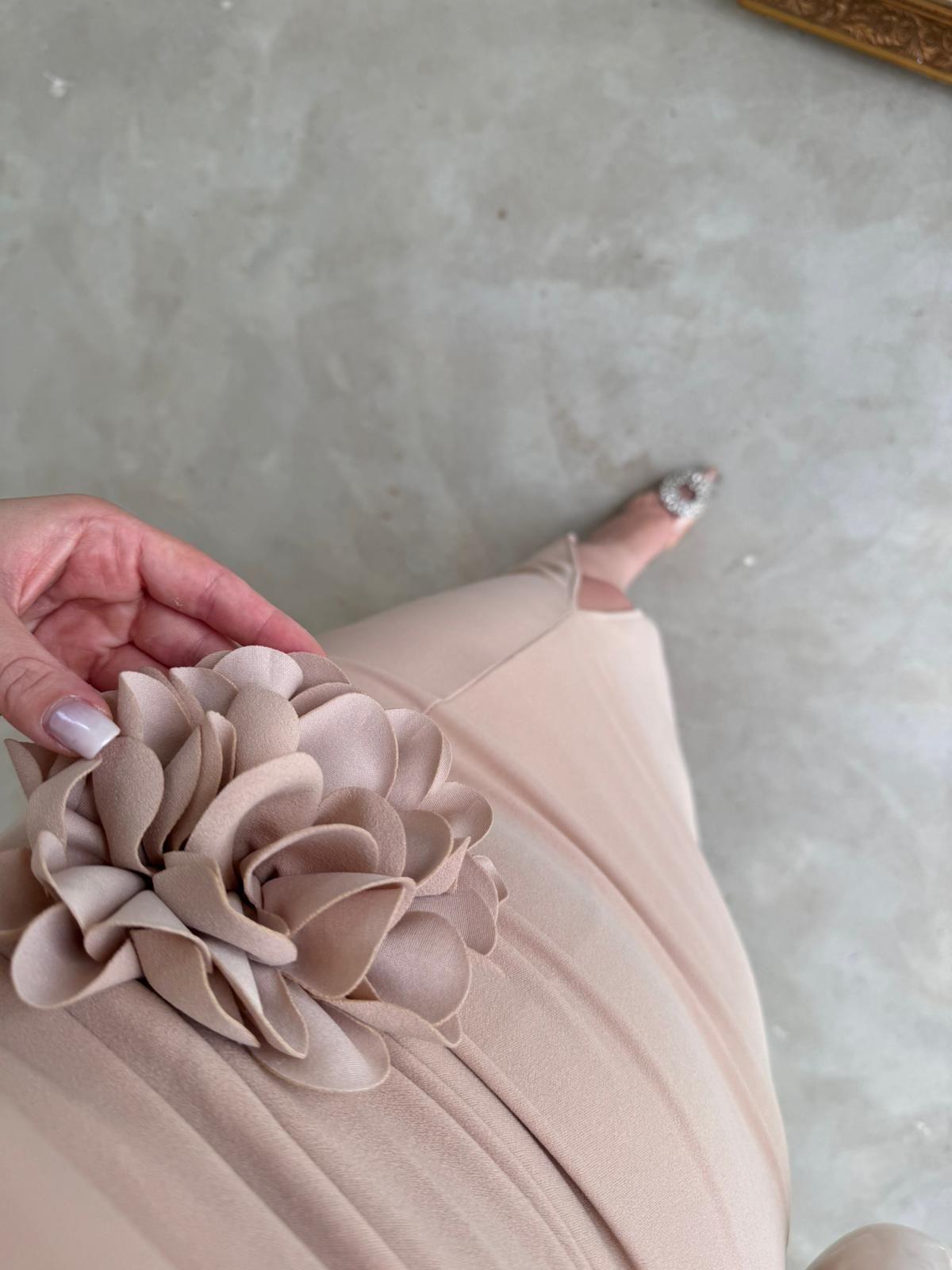 GÜL BROŞ DETAYLI VATKALI KREP ELBİSE BEJ