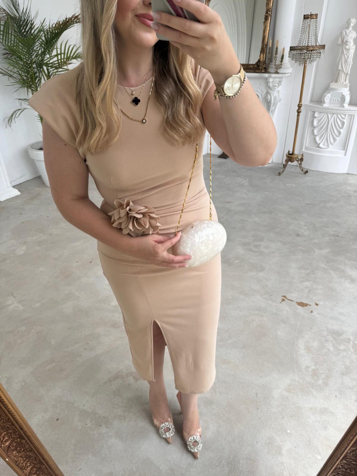 GÜL BROŞ DETAYLI VATKALI KREP ELBİSE BEJ