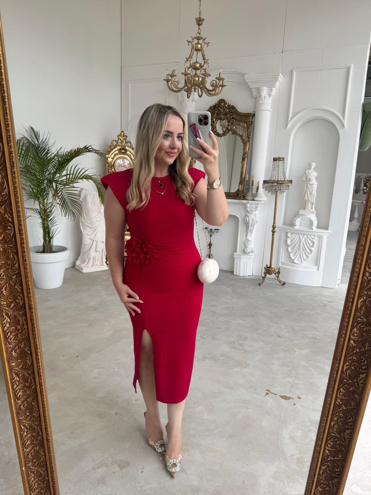 GÜL BROŞ DETAYLI VATKALI KREP ELBİSE KIRMIZI