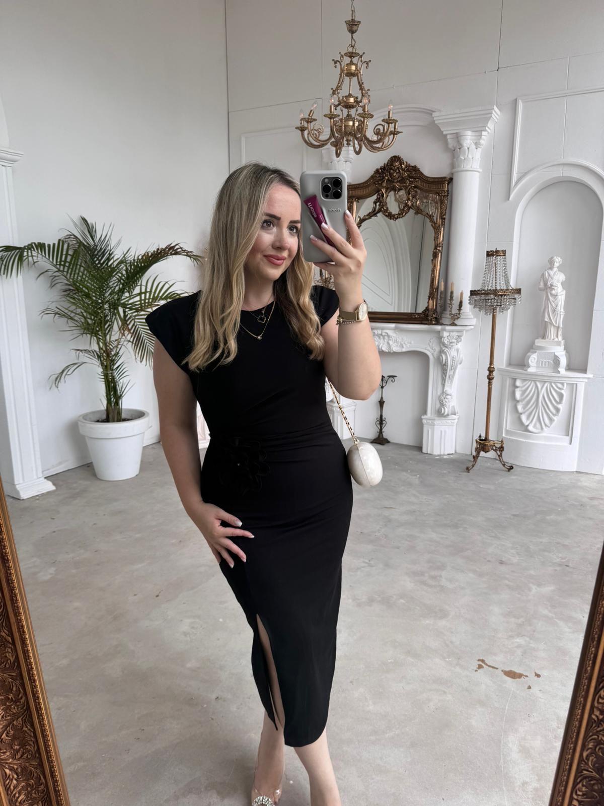 GÜL BROŞ DETAYLI VATKALI KREP ELBİSE SİYAH