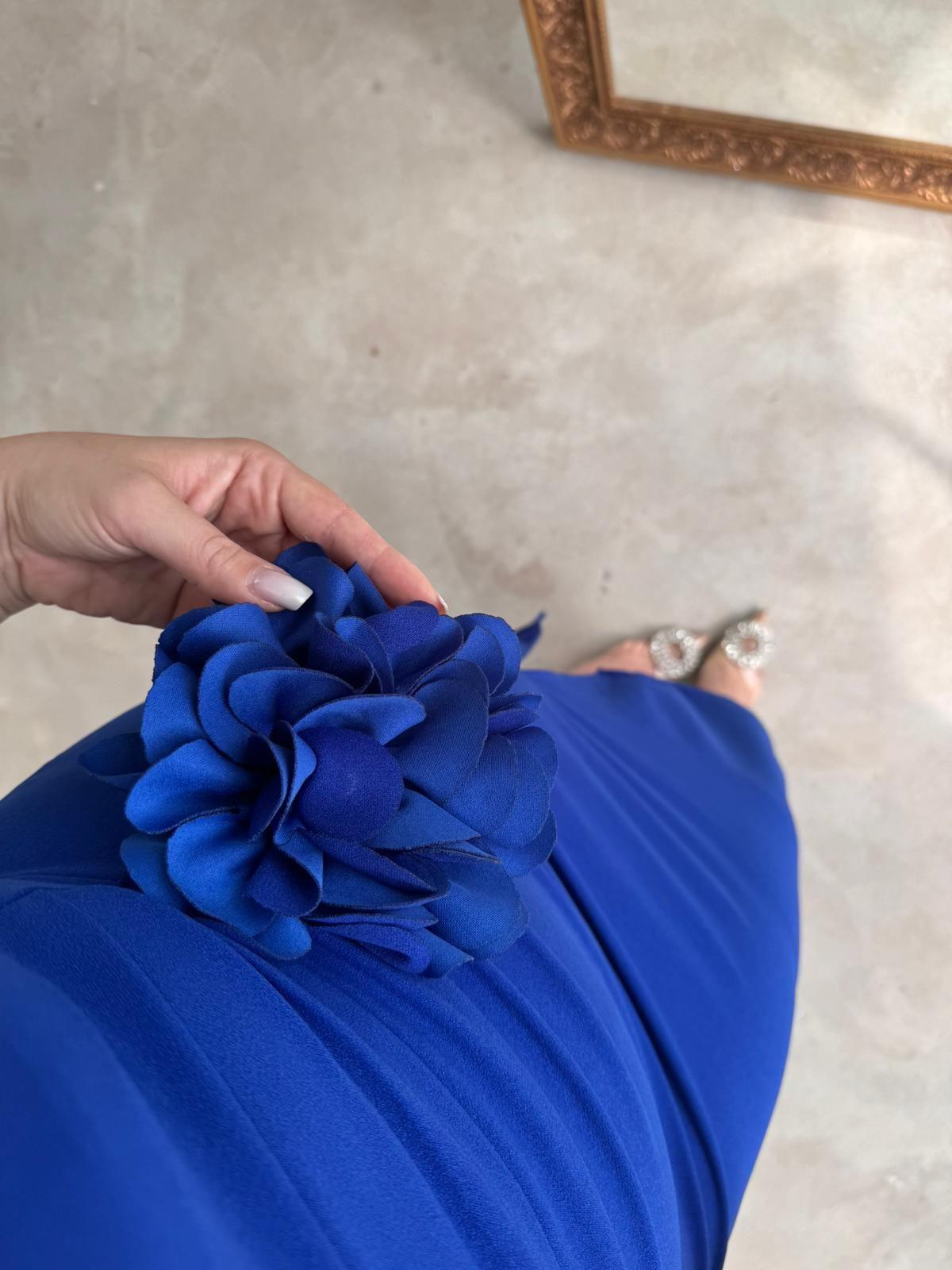 GÜL BROŞ DETAYLI VATKALI KREP ELBİSE SAKS MAVİ