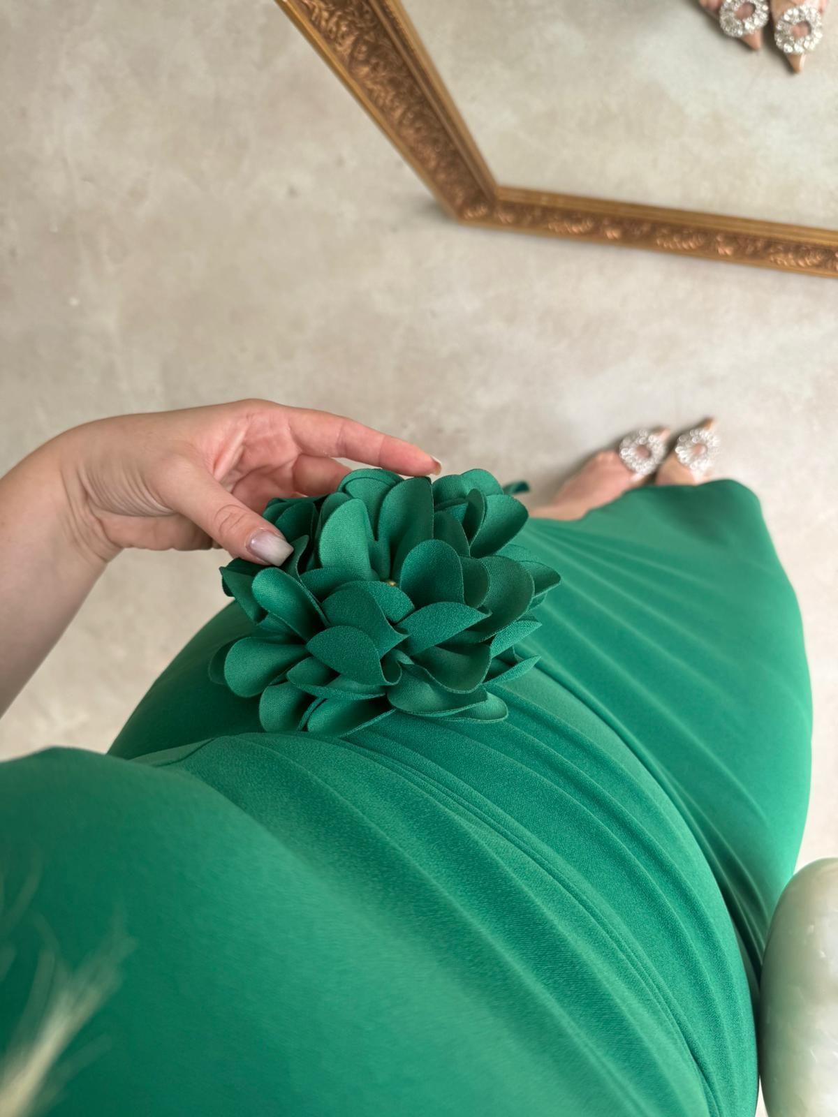 GÜL BROŞ DETAYLI VATKALI KREP ELBİSE YEŞİL