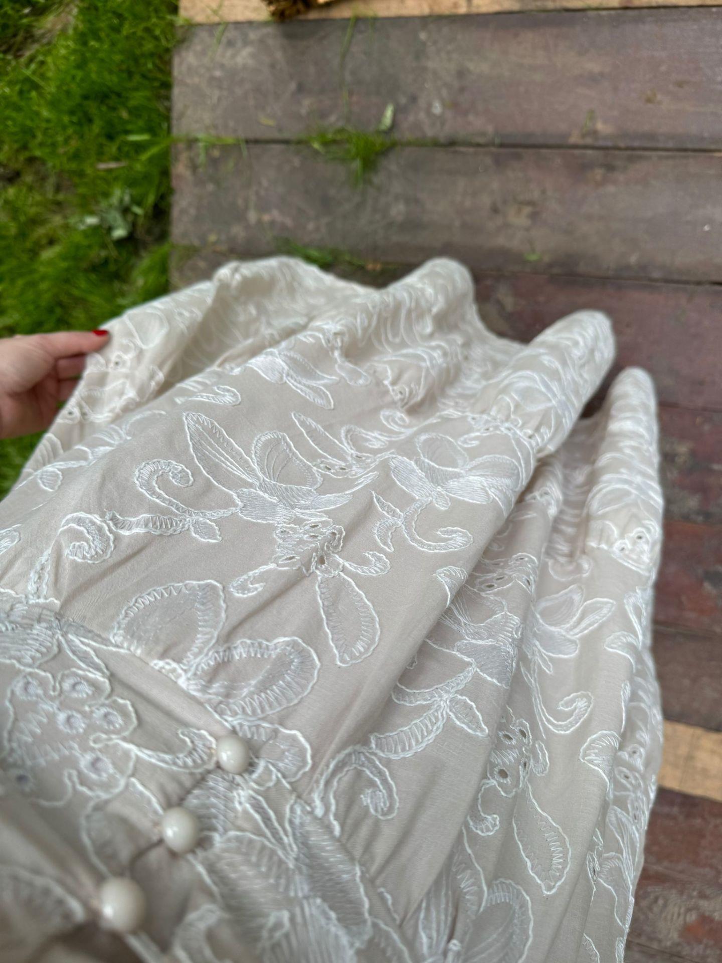 KATYA EKRU DESENLİ TASARIM ELBİSE