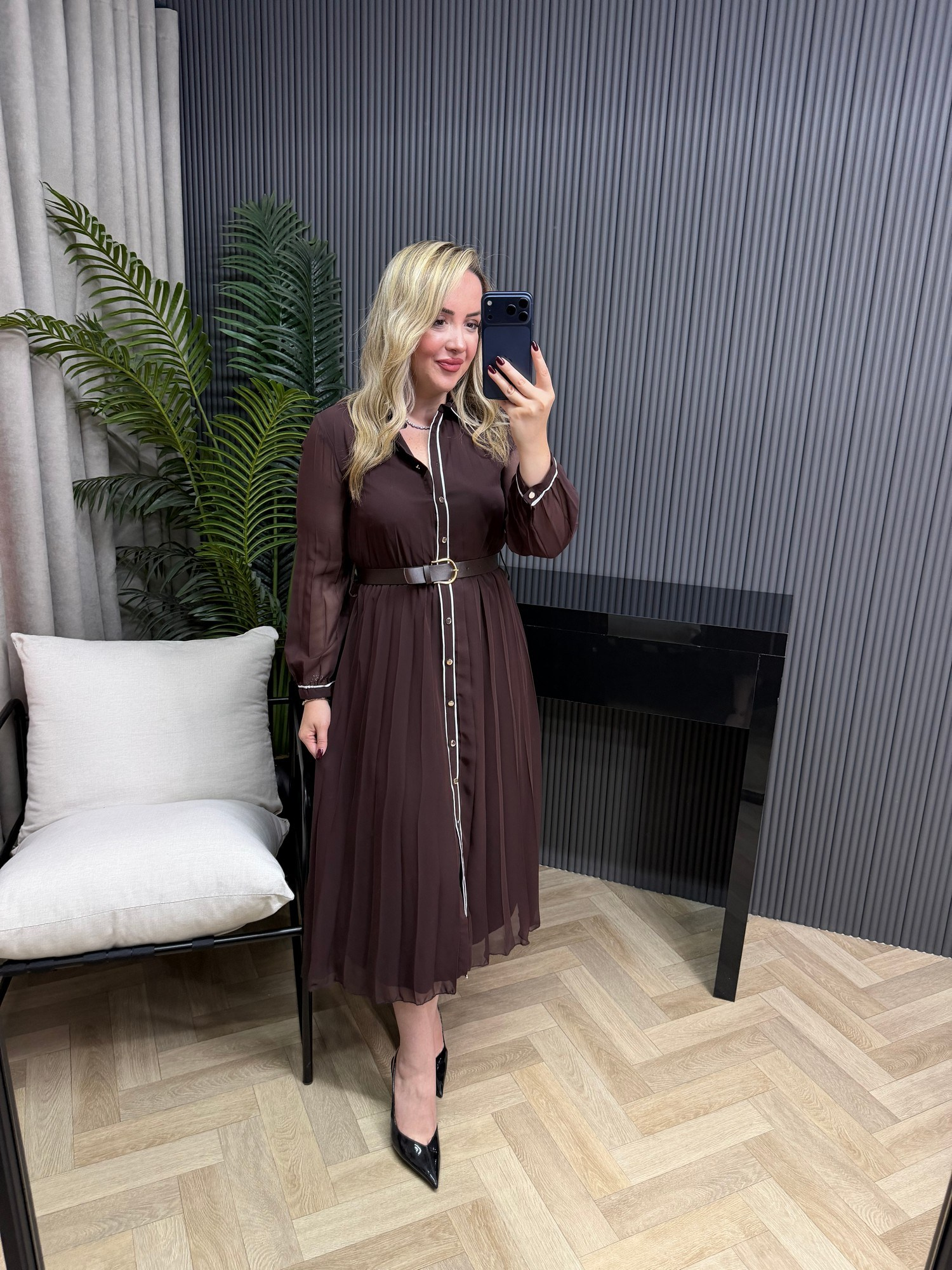 Kemerli Düğmeli Pilise Elbiseler Acı Kahve