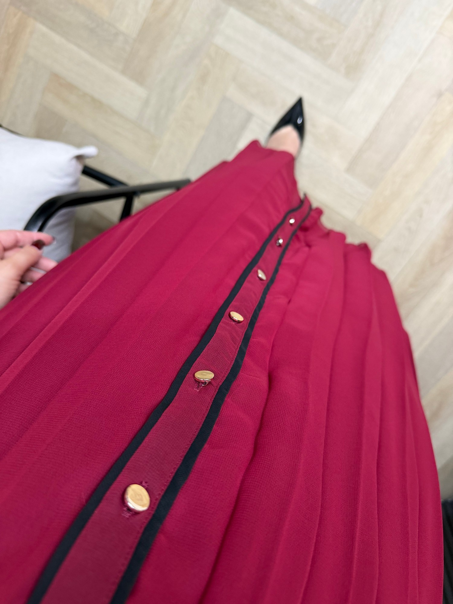 Kemerli Düğmeli Pilise Elbiseler Kırmızı