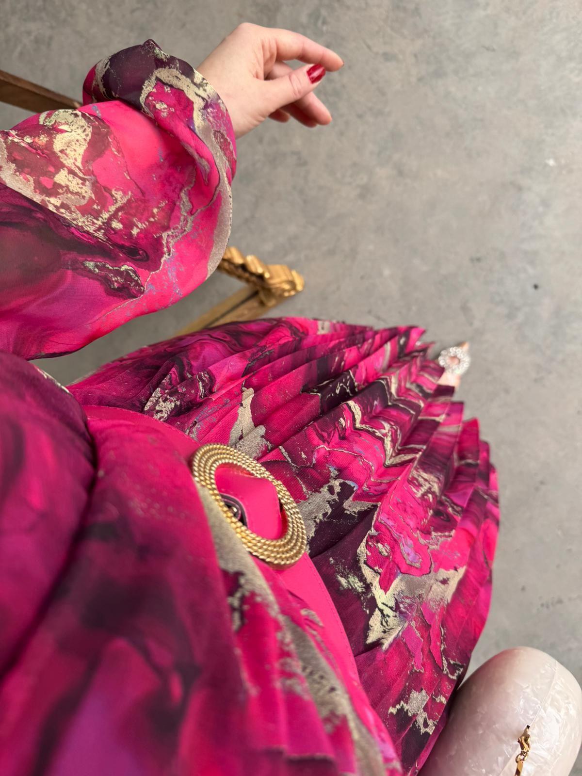 KEMERLİ PEMBE GOLD DETAYLI ŞİFON ELBİSE