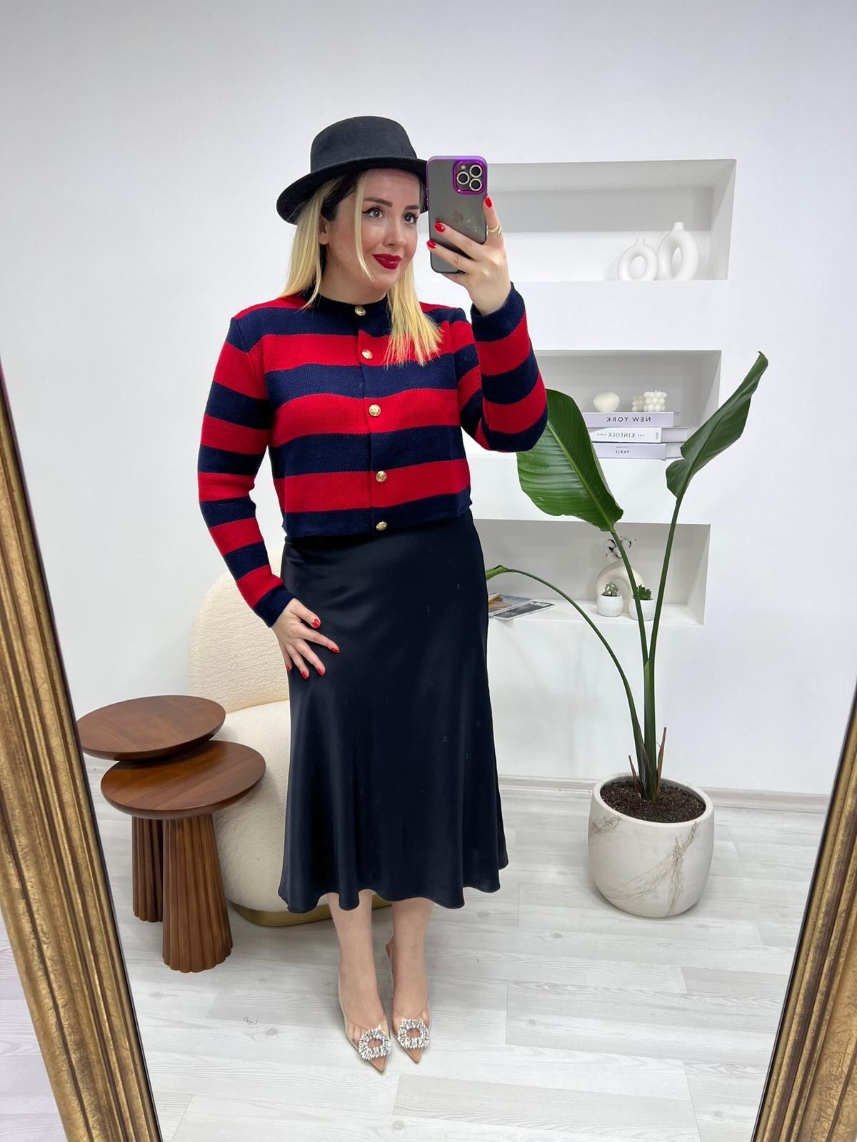 KİRMİZİ LACİ ÇİZGİLİ HİRKA