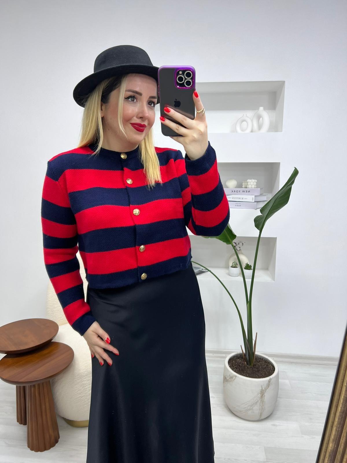 KİRMİZİ LACİ ÇİZGİLİ HİRKA