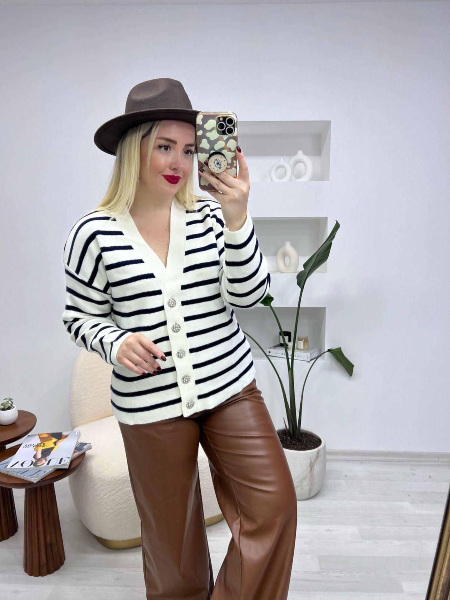 LACİ-EKRU ÇİZGİLİ TAŞ DÜĞMELİ HİRKA