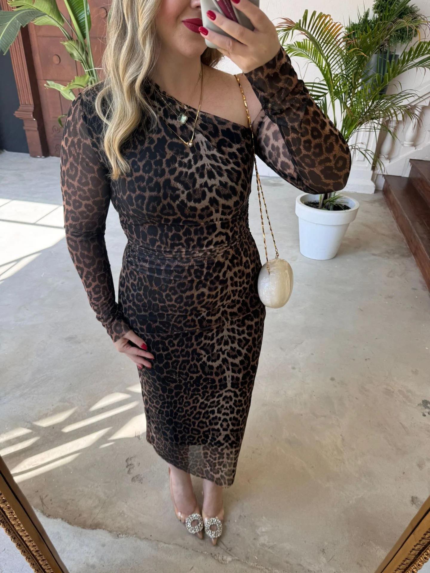 OMUZ DEKOLTELİ DRAPELİ LEOPAR TÜL ELBİSE