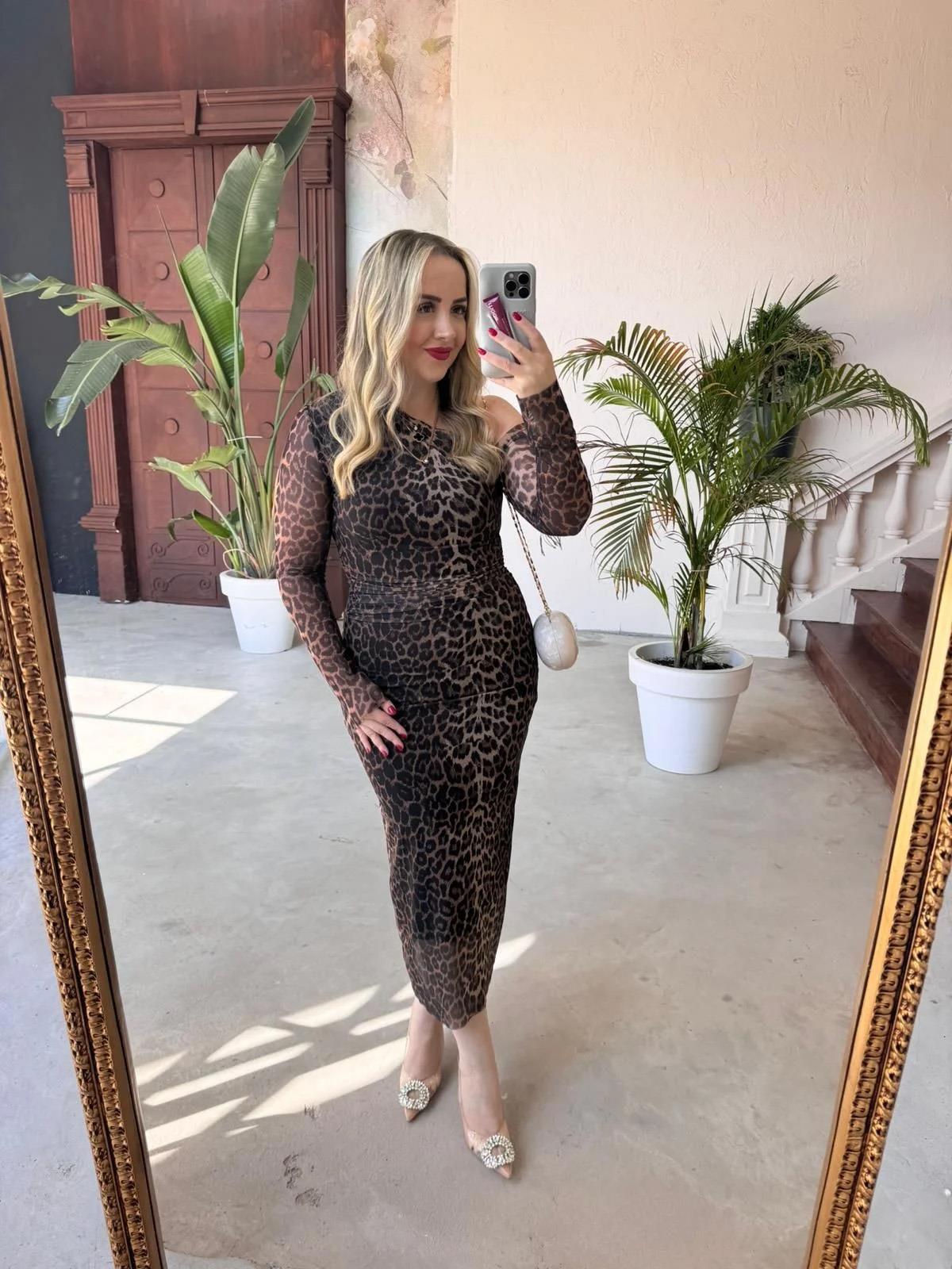 OMUZ DEKOLTELİ DRAPELİ LEOPAR TÜL ELBİSE