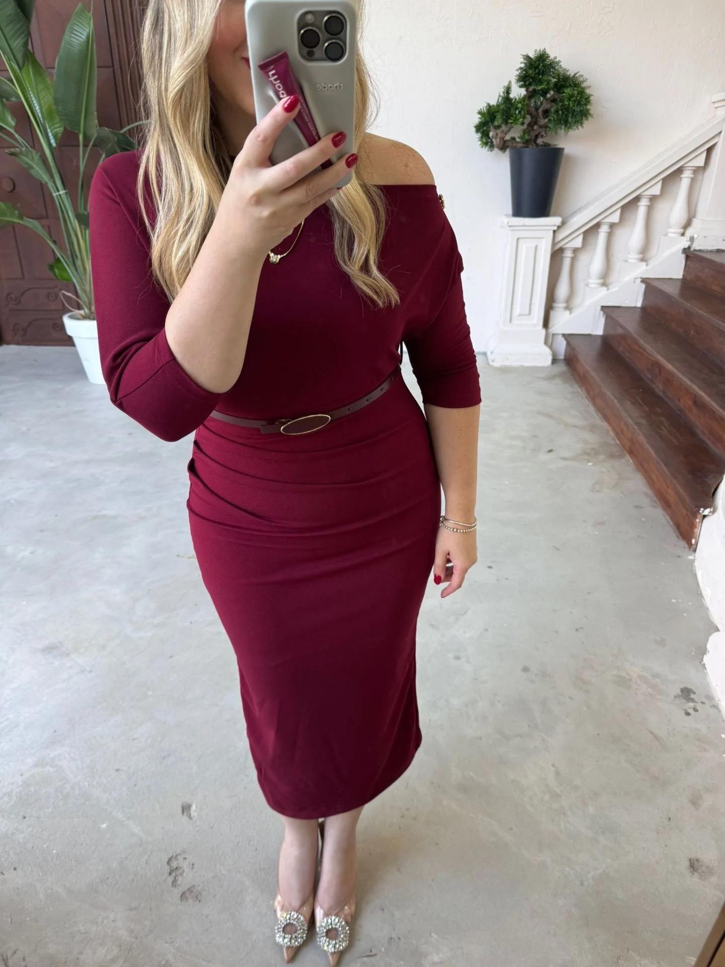 OMUZ DEKOLTELİ DÜĞME DETAYLI KEMERLİ BORDO ELBİSE
