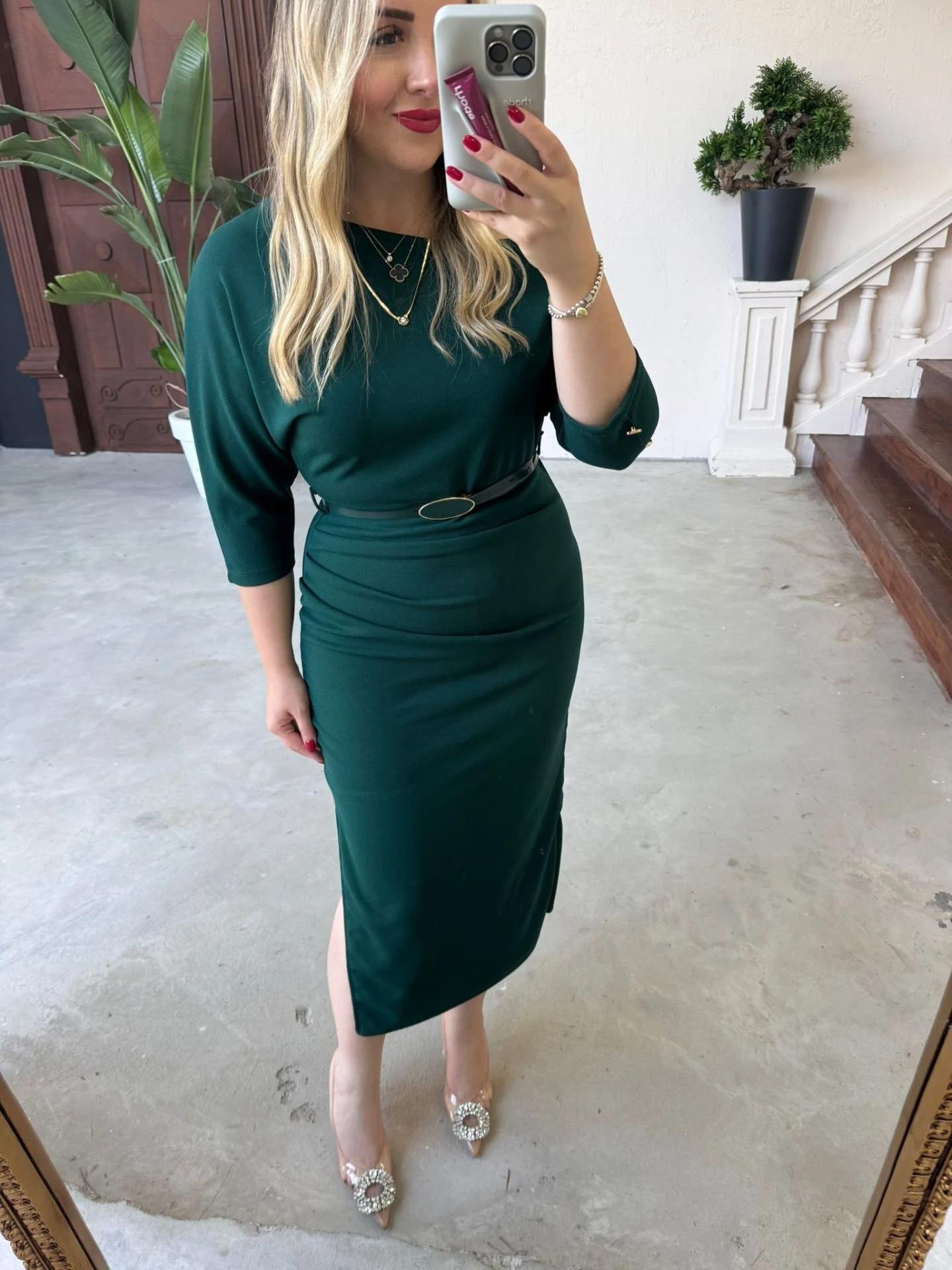 OMUZ DEKOLTELİ DÜĞME DETAYLI KEMERLİ ZÜMRÜT ELBİSE