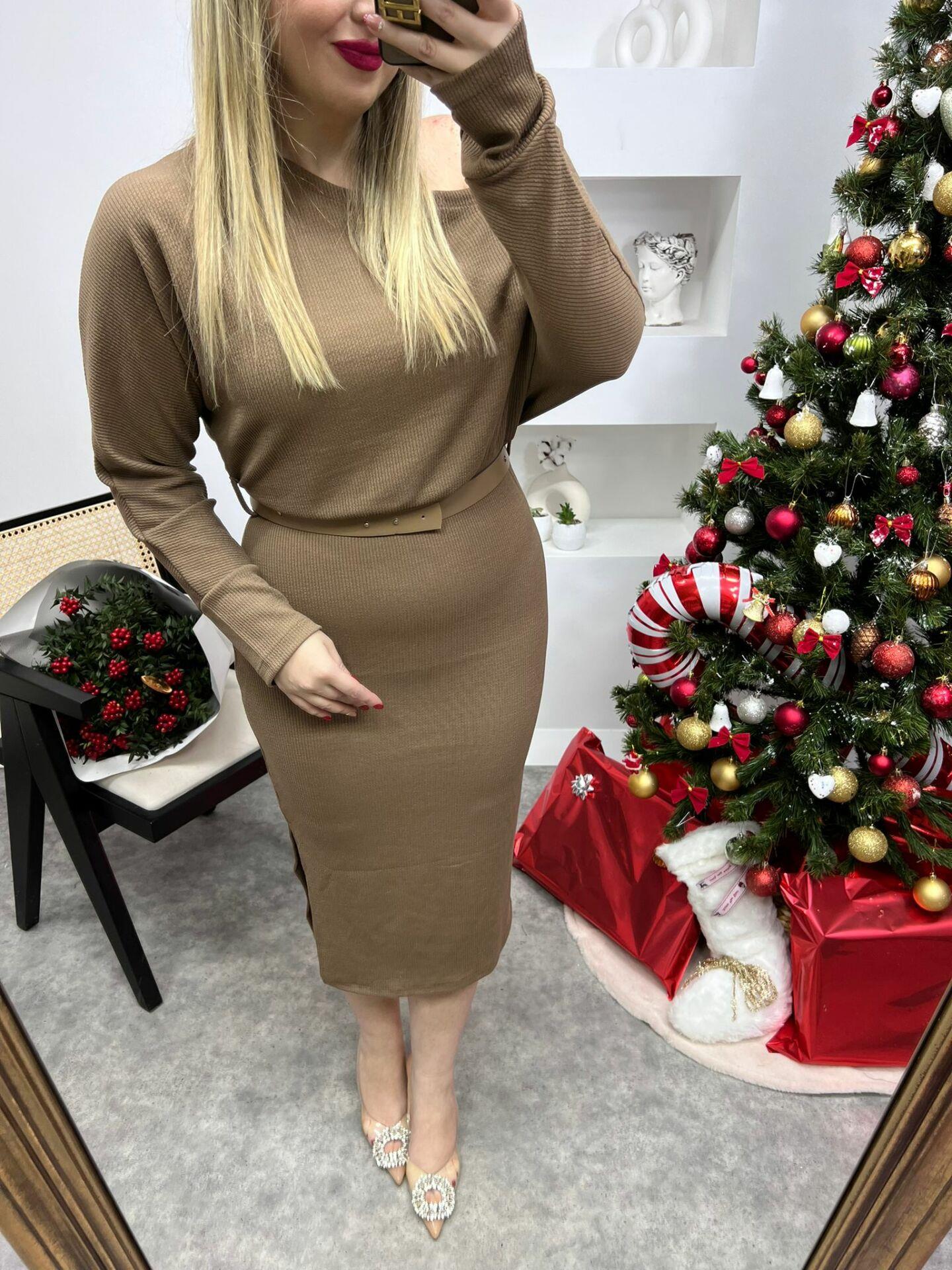 OMUZ DEKOLTELİ KEMERLİ TRİKO ELBİSE CAMEL