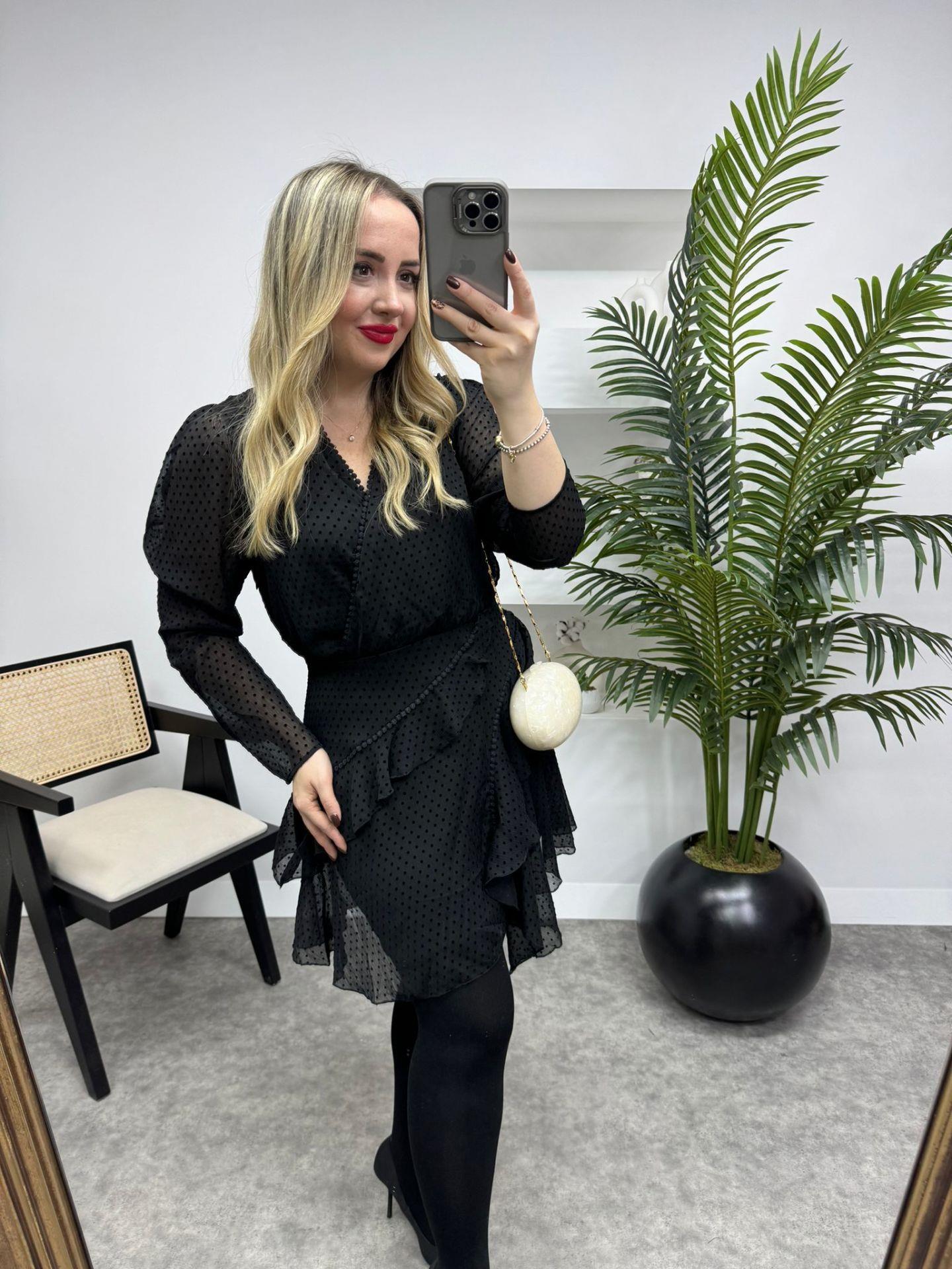 ORJ MARKA SİYAH ETEĞİ ASİMETRİK PUANTİYELİ SİYAH ELBİSE