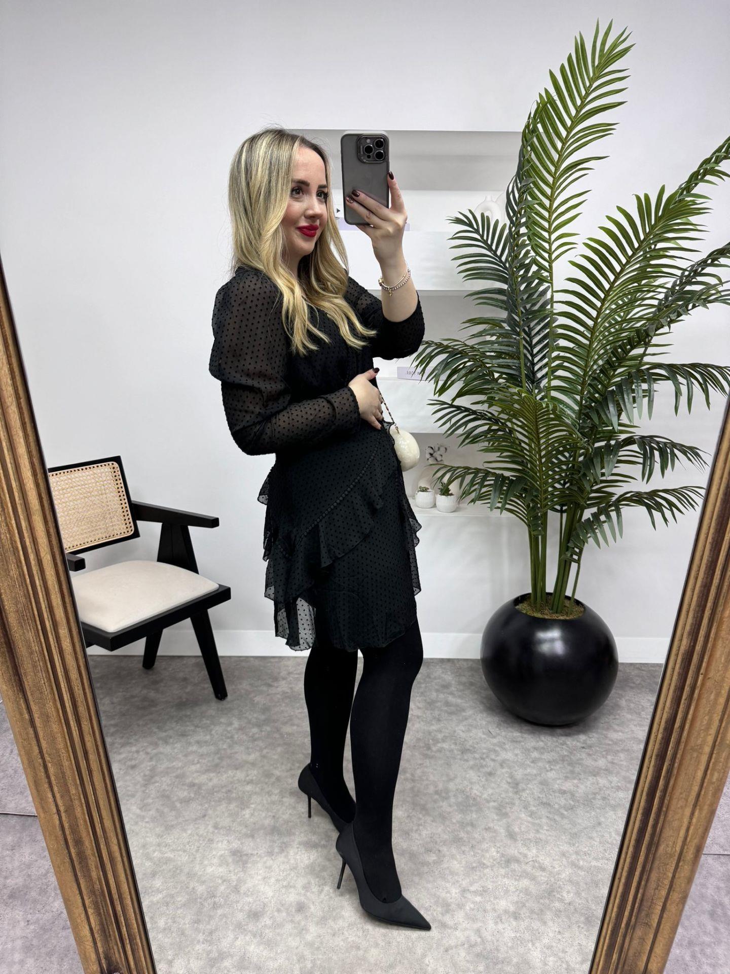 ORJ MARKA SİYAH ETEĞİ ASİMETRİK PUANTİYELİ SİYAH ELBİSE