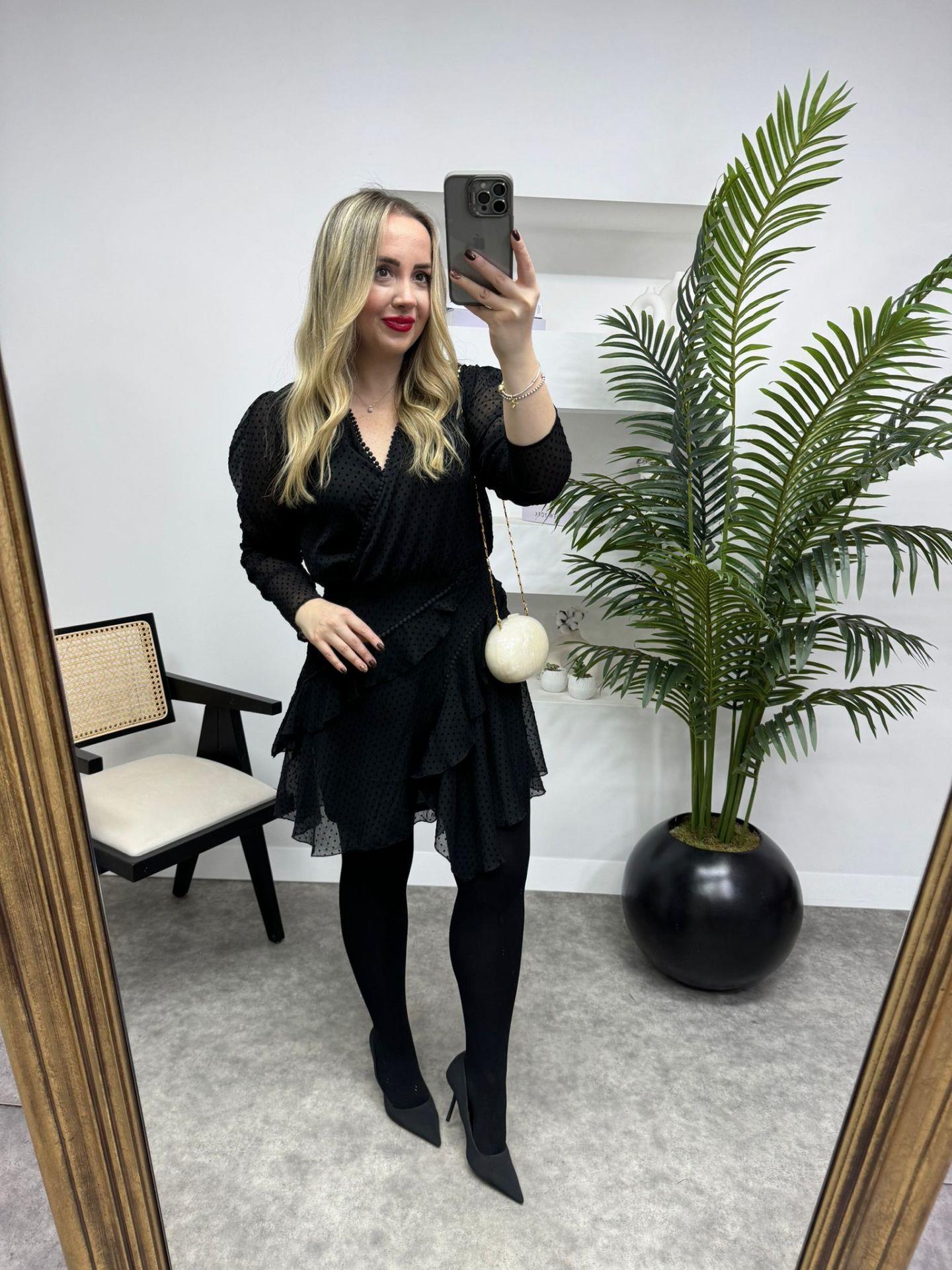 ORJ MARKA SİYAH ETEĞİ ASİMETRİK PUANTİYELİ SİYAH ELBİSE