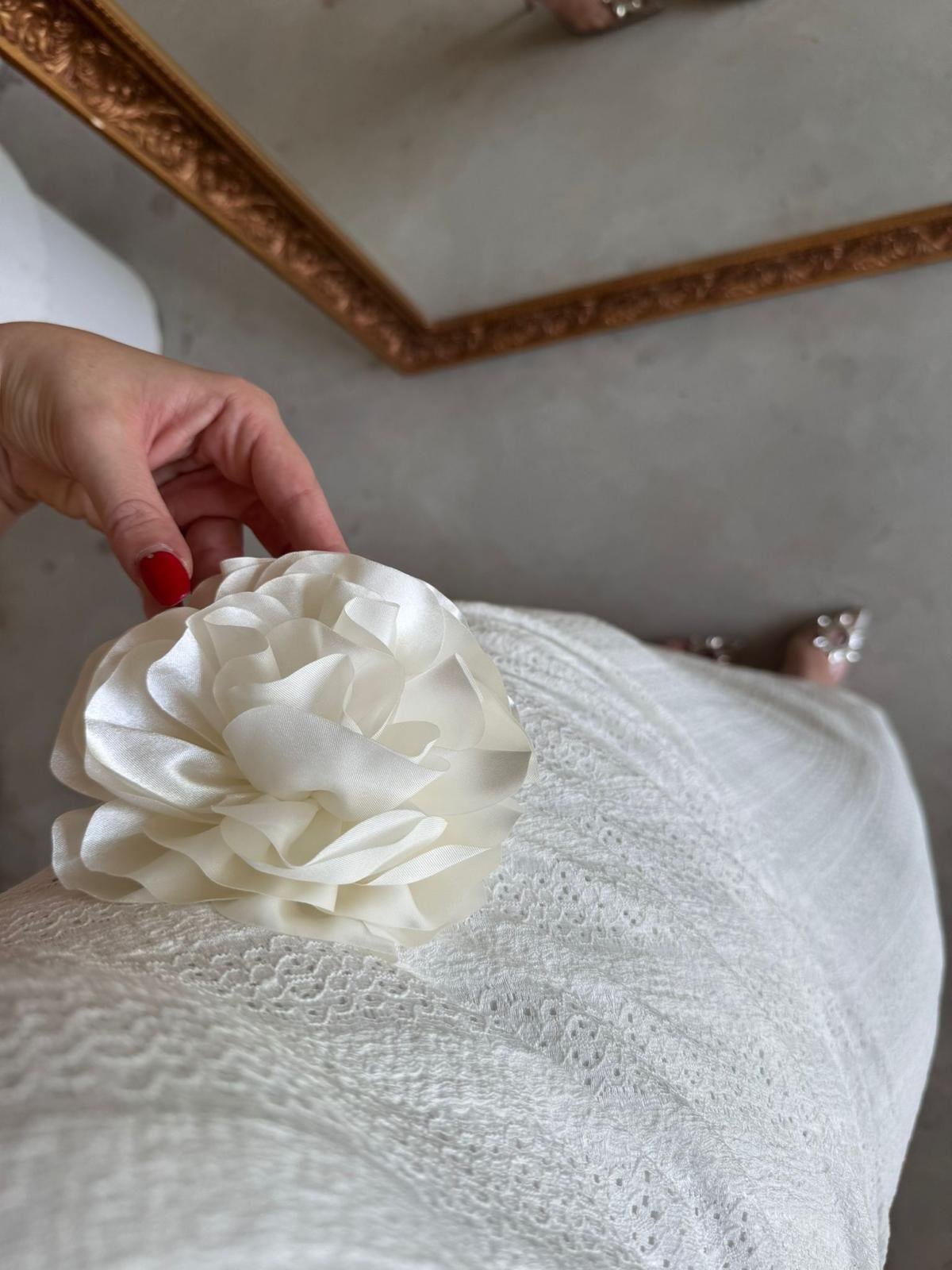 ORKİDE GÜL DETAYLI BEYAZ DRAPELİ ELBİSE