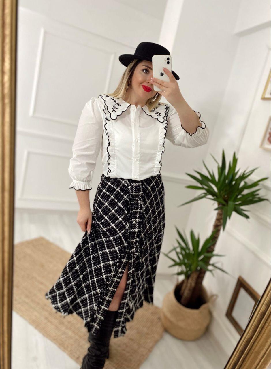 SİYAH NAKİŞ DETAYLI GÖMLEK