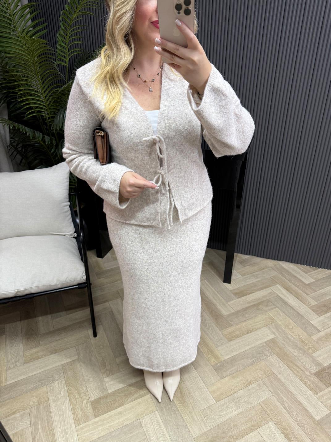 Tona Fiyonk Bağlamalı Etekli Triko Takım Ekru