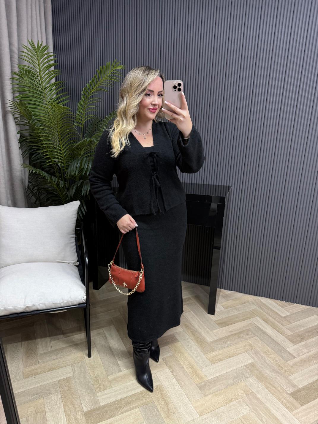 Tona Fiyonk Bağlamalı Etekli Triko Takım Siyah