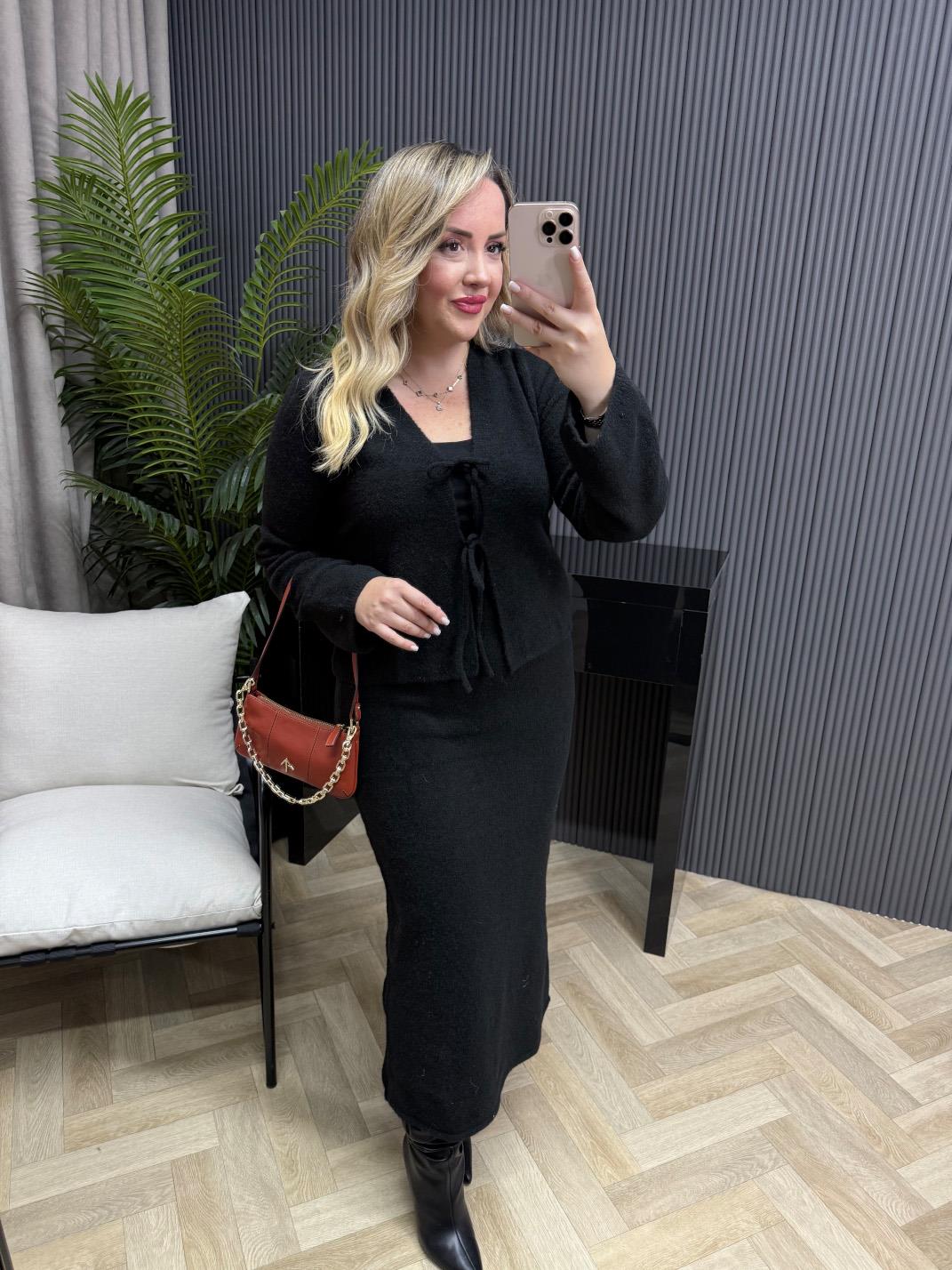 Tona Fiyonk Bağlamalı Etekli Triko Takım Siyah