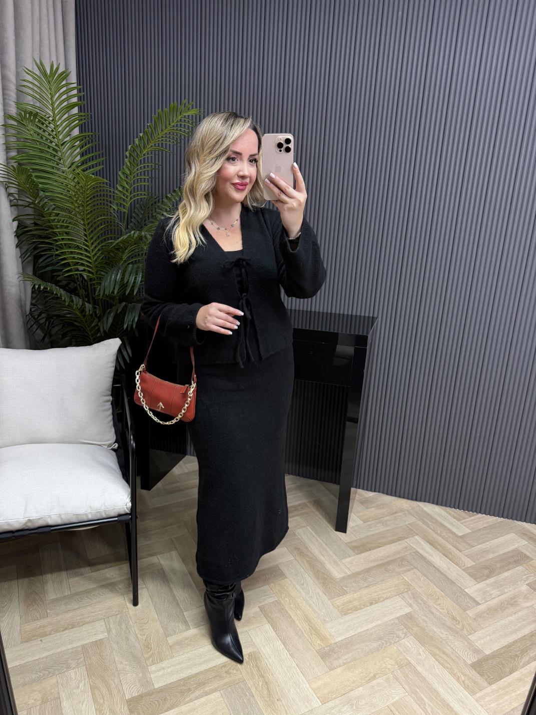 Tona Fiyonk Bağlamalı Etekli Triko Takım Siyah