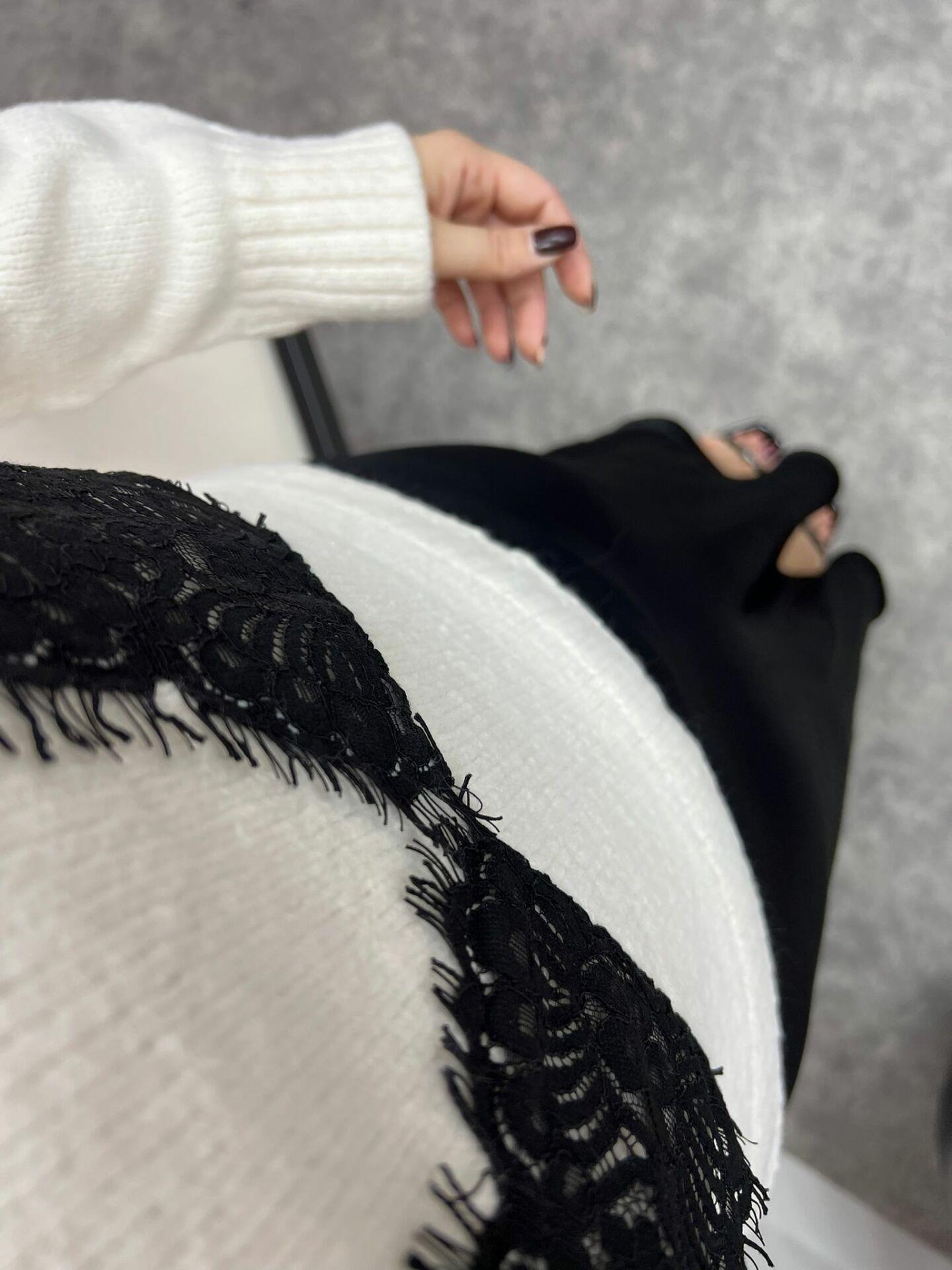 V YAKA DANTEL DETAYLI TASARIM KAZAK