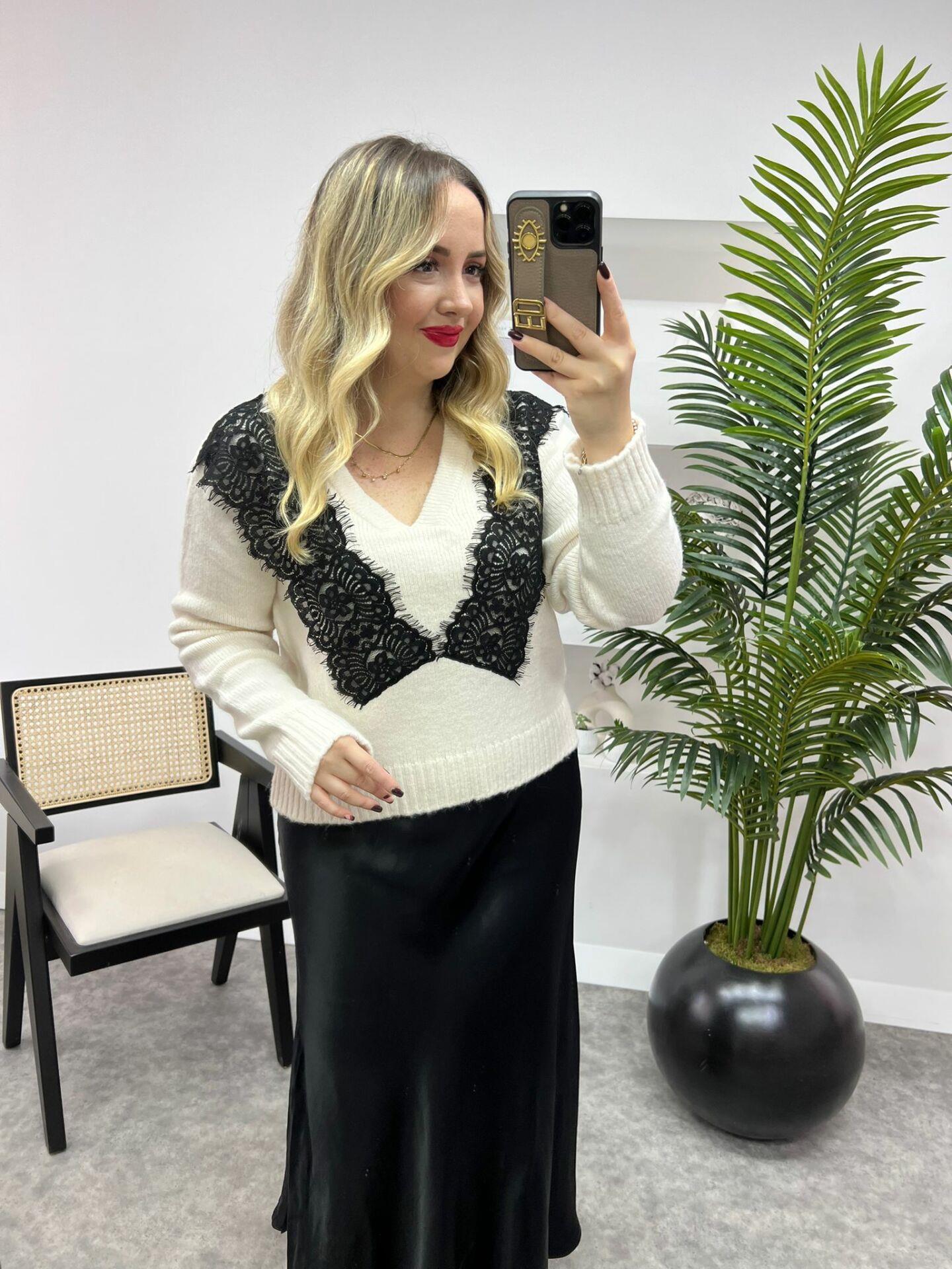 V YAKA DANTEL DETAYLI TASARIM KAZAK