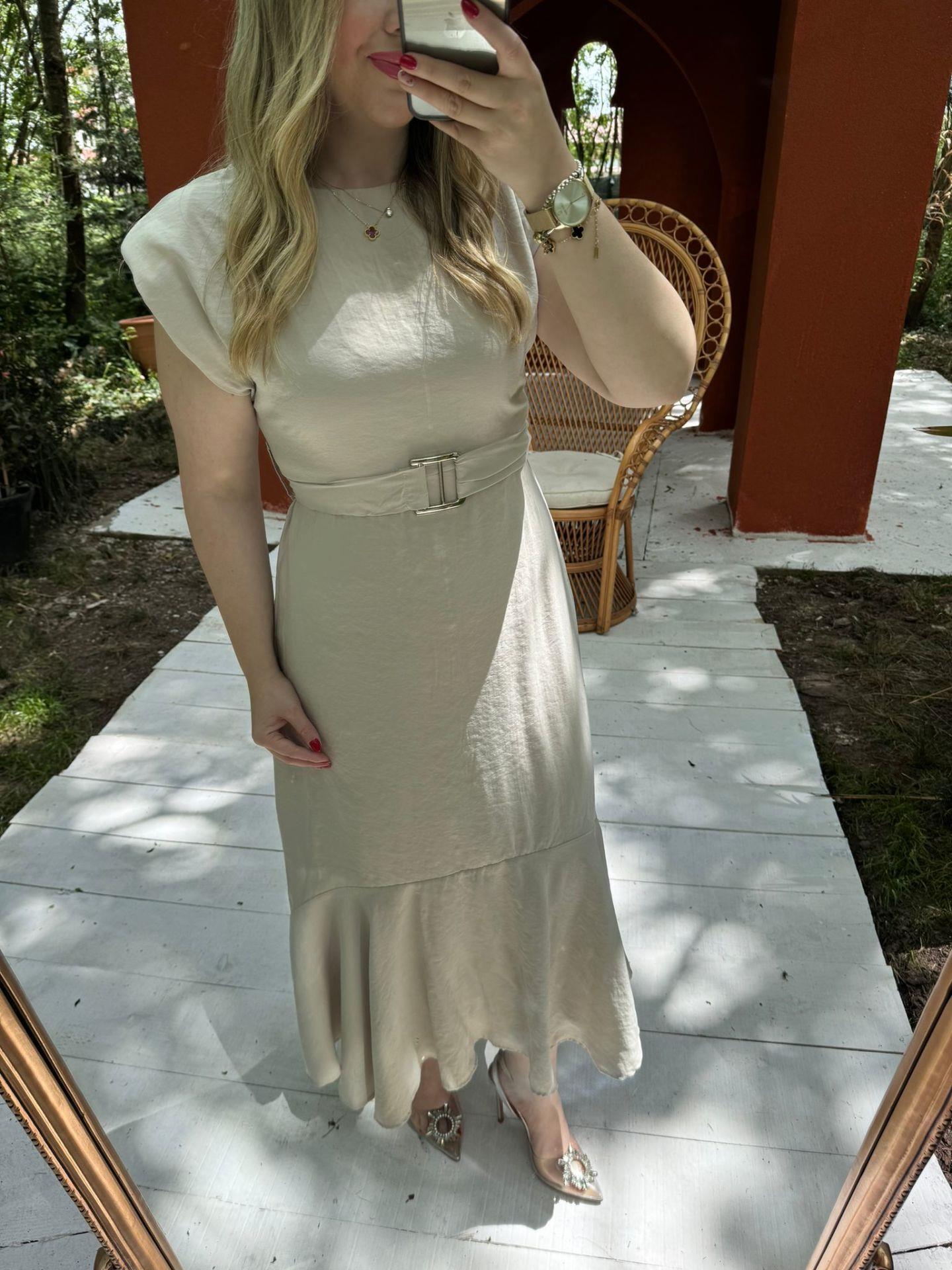 VATKALI MODAL KUMAŞ KEMERLİ EKRU ELBİSE